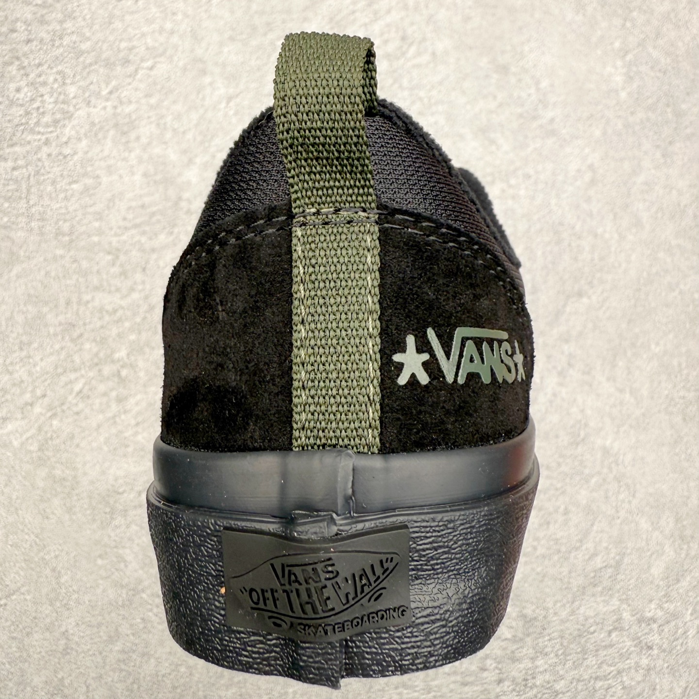 图片[8]-Atiba Jefferson x Vans Old Skool 36 经典舒适滑板鞋 Vans携手摄影师Atiba Jefferson推出的Skate OldSkool 36+滑板鞋，橙色亮眼有质感，麂皮融合网眼布拼接，透气又耐穿，经典侧边条纹搭配深灰中底，后跟Atiba联名Logo超有辨识度！鞋头缩短、提环设计，穿脱更方便，鞋垫还融入街头摄影元素，滑板文化氛围拉满，街头穿搭必备。 货号：VN000D5R12Q 尺码：35 36 36.5 37 38 38.5 39 40 40.5 41 42 42.5 43 44-选品中心