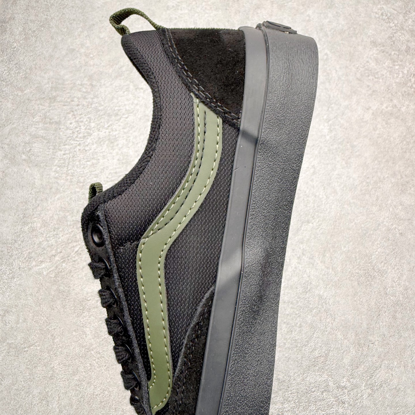 图片[7]-Atiba Jefferson x Vans Old Skool 36 经典舒适滑板鞋 Vans携手摄影师Atiba Jefferson推出的Skate OldSkool 36+滑板鞋，橙色亮眼有质感，麂皮融合网眼布拼接，透气又耐穿，经典侧边条纹搭配深灰中底，后跟Atiba联名Logo超有辨识度！鞋头缩短、提环设计，穿脱更方便，鞋垫还融入街头摄影元素，滑板文化氛围拉满，街头穿搭必备。 货号：VN000D5R12Q 尺码：35 36 36.5 37 38 38.5 39 40 40.5 41 42 42.5 43 44-选品中心