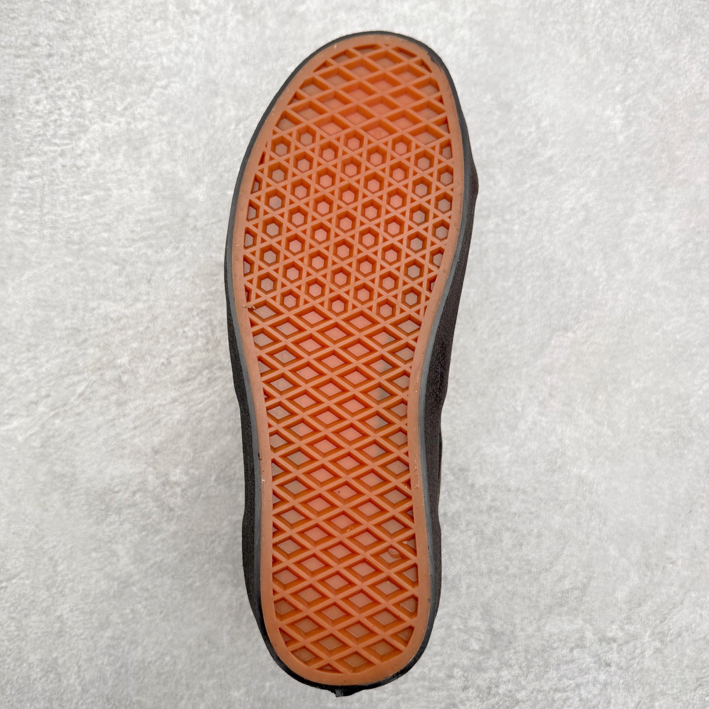 图片[9]-Atiba Jefferson x Vans Old Skool 36 经典舒适滑板鞋 Vans携手摄影师Atiba Jefferson推出的Skate OldSkool 36+滑板鞋，橙色亮眼有质感，麂皮融合网眼布拼接，透气又耐穿，经典侧边条纹搭配深灰中底，后跟Atiba联名Logo超有辨识度！鞋头缩短、提环设计，穿脱更方便，鞋垫还融入街头摄影元素，滑板文化氛围拉满，街头穿搭必备。 货号：VN000D5R12Q 尺码：35 36 36.5 37 38 38.5 39 40 40.5 41 42 42.5 43 44-选品中心