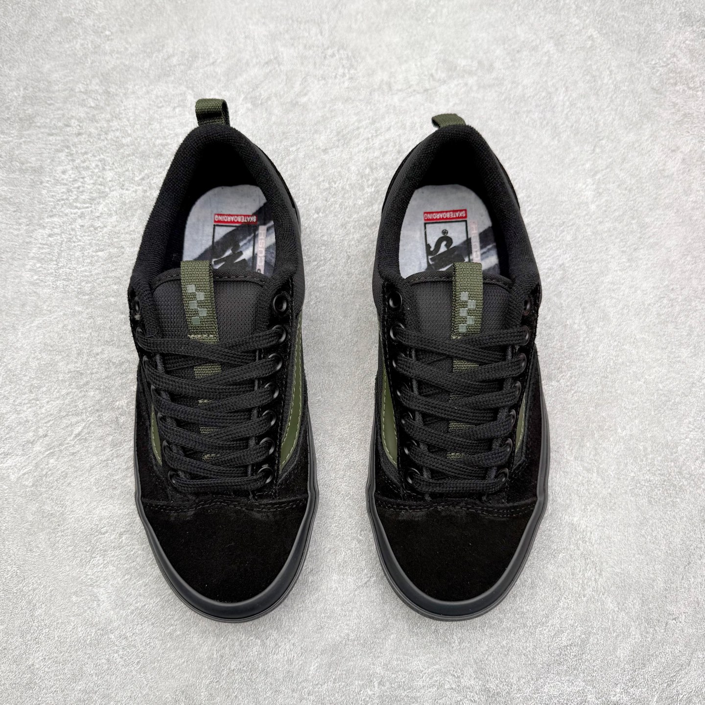 图片[2]-Atiba Jefferson x Vans Old Skool 36 经典舒适滑板鞋 Vans携手摄影师Atiba Jefferson推出的Skate OldSkool 36+滑板鞋，橙色亮眼有质感，麂皮融合网眼布拼接，透气又耐穿，经典侧边条纹搭配深灰中底，后跟Atiba联名Logo超有辨识度！鞋头缩短、提环设计，穿脱更方便，鞋垫还融入街头摄影元素，滑板文化氛围拉满，街头穿搭必备。 货号：VN000D5R12Q 尺码：35 36 36.5 37 38 38.5 39 40 40.5 41 42 42.5 43 44-选品中心