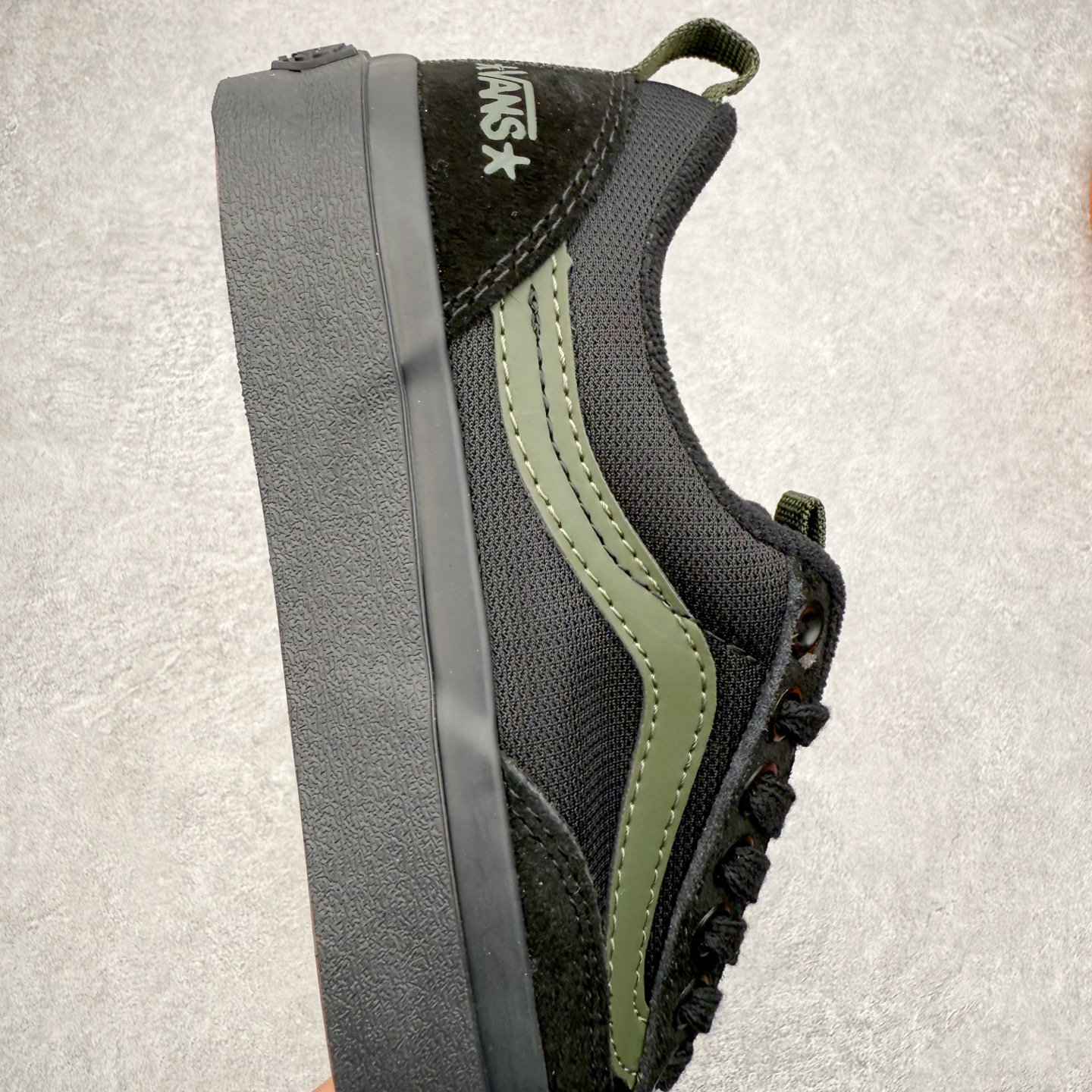 图片[6]-Atiba Jefferson x Vans Old Skool 36 经典舒适滑板鞋 Vans携手摄影师Atiba Jefferson推出的Skate OldSkool 36+滑板鞋，橙色亮眼有质感，麂皮融合网眼布拼接，透气又耐穿，经典侧边条纹搭配深灰中底，后跟Atiba联名Logo超有辨识度！鞋头缩短、提环设计，穿脱更方便，鞋垫还融入街头摄影元素，滑板文化氛围拉满，街头穿搭必备。 货号：VN000D5R12Q 尺码：35 36 36.5 37 38 38.5 39 40 40.5 41 42 42.5 43 44-选品中心