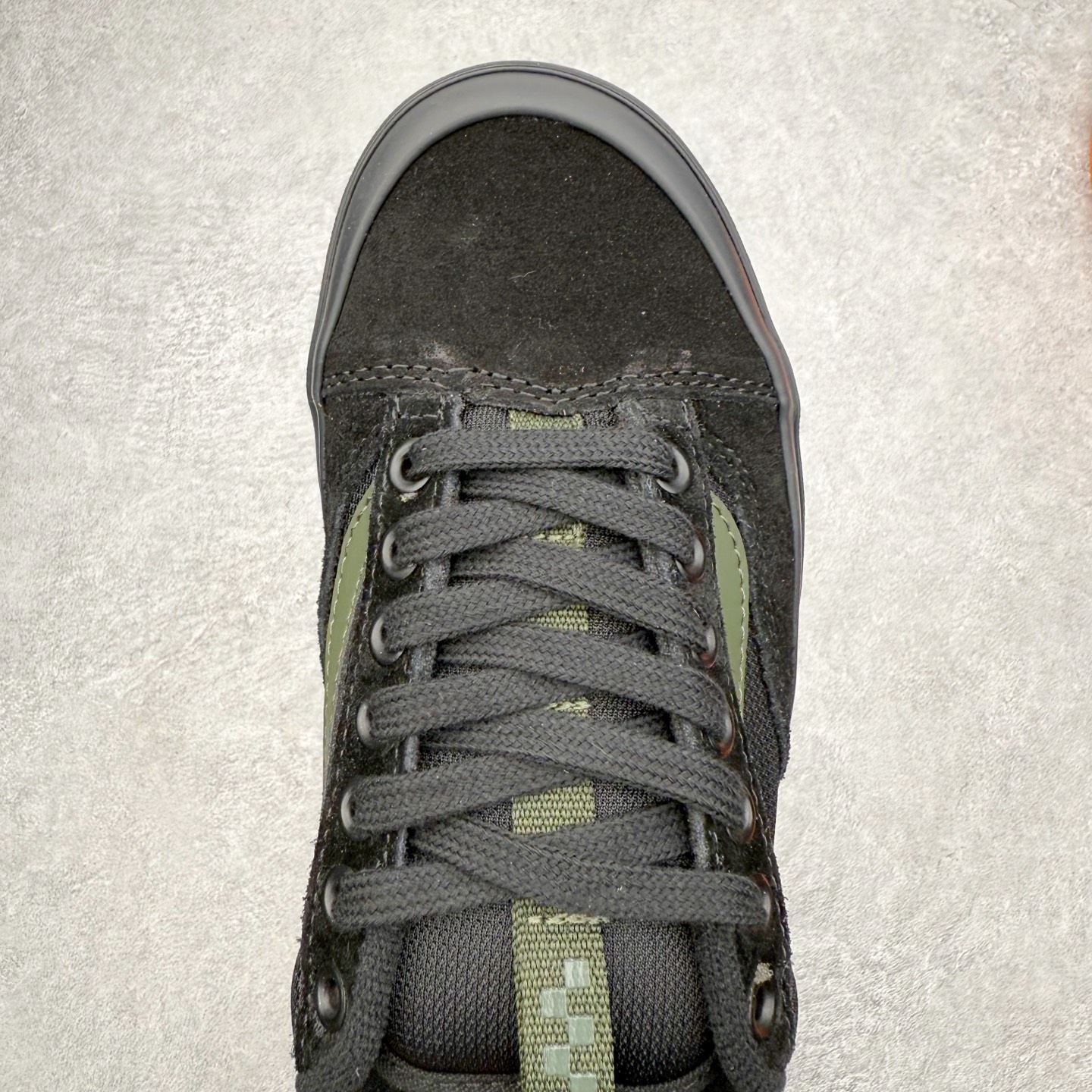 图片[4]-Atiba Jefferson x Vans Old Skool 36 经典舒适滑板鞋 Vans携手摄影师Atiba Jefferson推出的Skate OldSkool 36+滑板鞋，橙色亮眼有质感，麂皮融合网眼布拼接，透气又耐穿，经典侧边条纹搭配深灰中底，后跟Atiba联名Logo超有辨识度！鞋头缩短、提环设计，穿脱更方便，鞋垫还融入街头摄影元素，滑板文化氛围拉满，街头穿搭必备。 货号：VN000D5R12Q 尺码：35 36 36.5 37 38 38.5 39 40 40.5 41 42 42.5 43 44-选品中心