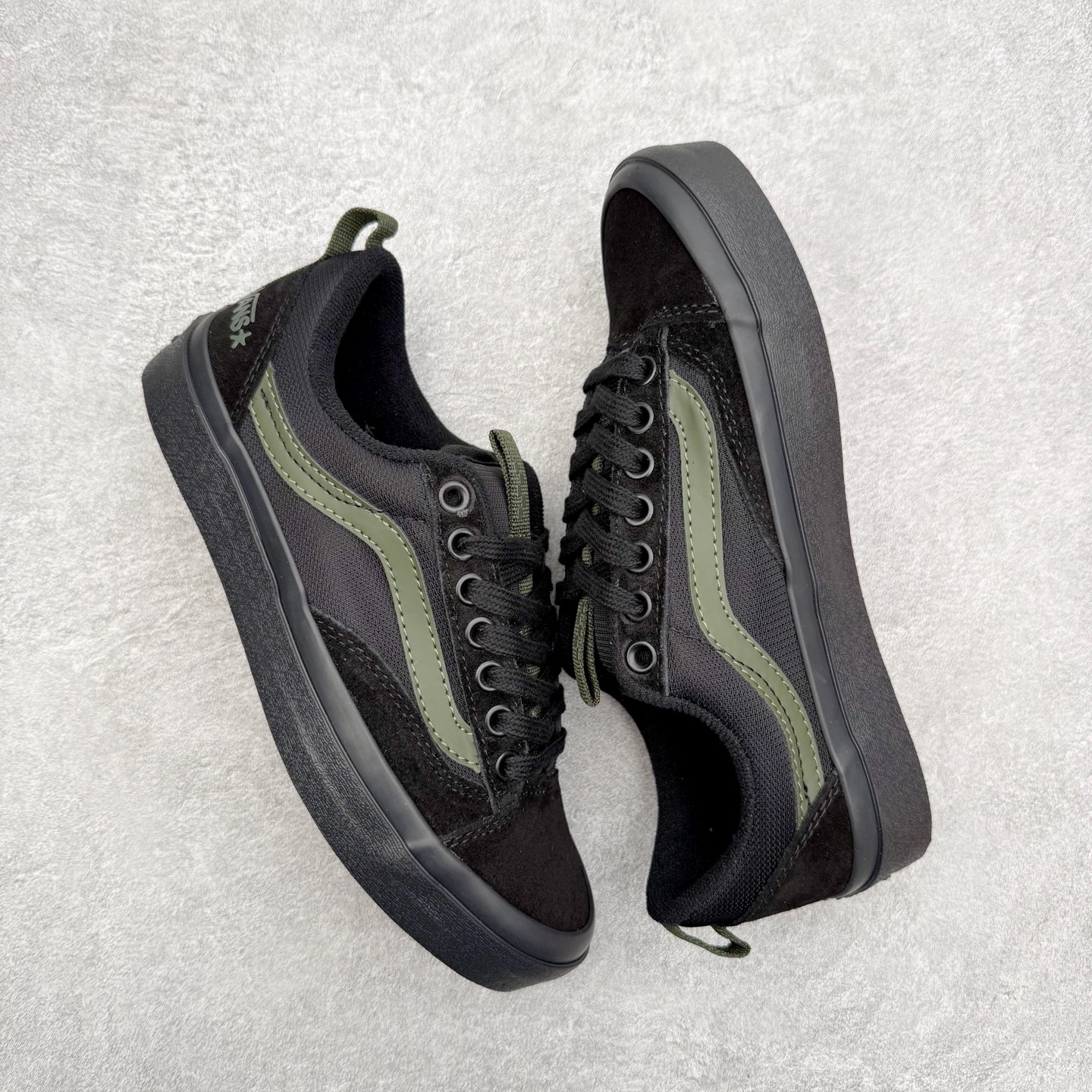 图片[3]-Atiba Jefferson x Vans Old Skool 36 经典舒适滑板鞋 Vans携手摄影师Atiba Jefferson推出的Skate OldSkool 36+滑板鞋，橙色亮眼有质感，麂皮融合网眼布拼接，透气又耐穿，经典侧边条纹搭配深灰中底，后跟Atiba联名Logo超有辨识度！鞋头缩短、提环设计，穿脱更方便，鞋垫还融入街头摄影元素，滑板文化氛围拉满，街头穿搭必备。 货号：VN000D5R12Q 尺码：35 36 36.5 37 38 38.5 39 40 40.5 41 42 42.5 43 44-选品中心