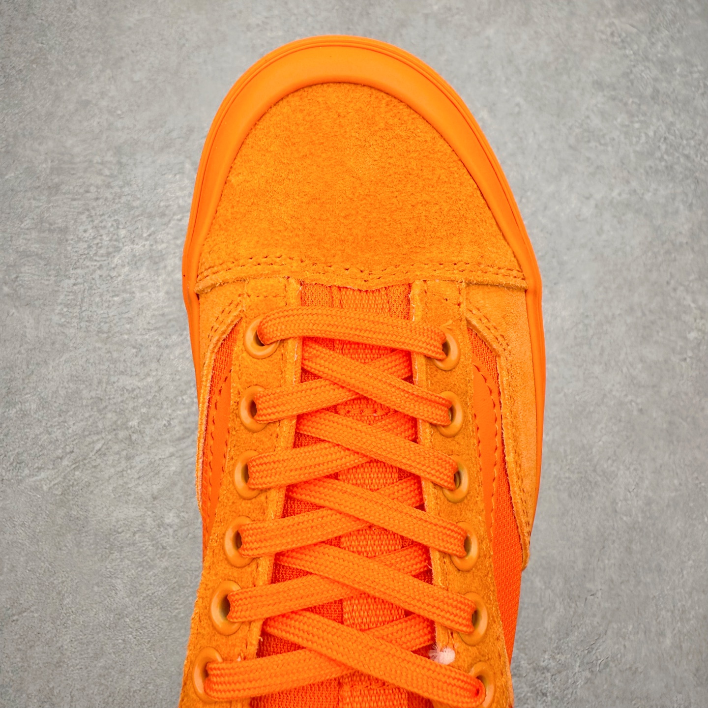 图片[4]-Atiba Jefferson x Vans Old Skool 36 经典舒适滑板鞋 Vans携手摄影师Atiba Jefferson推出的Skate OldSkool 36+滑板鞋，橙色亮眼有质感，麂皮融合网眼布拼接，透气又耐穿，经典侧边条纹搭配深灰中底，后跟Atiba联名Logo超有辨识度！鞋头缩短、提环设计，穿脱更方便，鞋垫还融入街头摄影元素，滑板文化氛围拉满，街头穿搭必备。 货号：VN000D5R12Q 尺码：35 36 36.5 37 38 38.5 39 40 40.5 41 42 42.5 43 44-选品中心