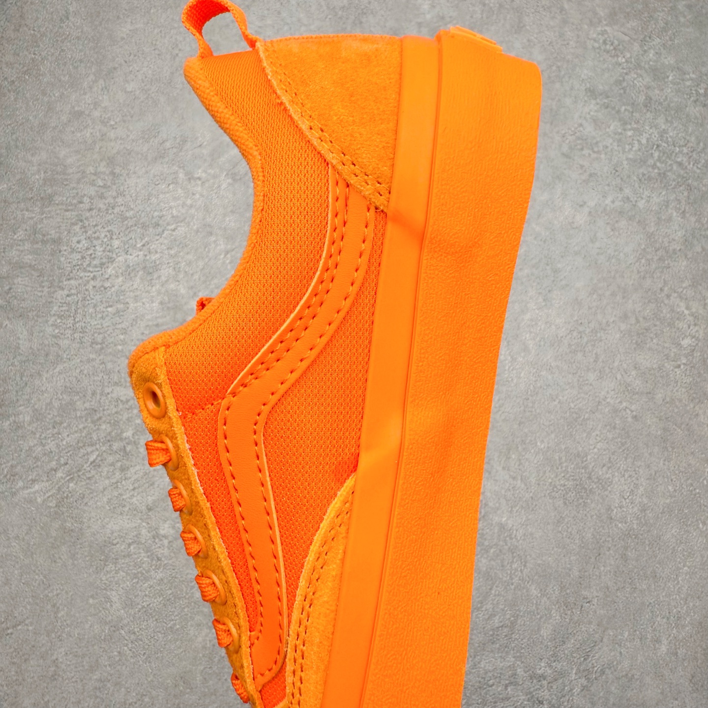 图片[7]-Atiba Jefferson x Vans Old Skool 36 经典舒适滑板鞋 Vans携手摄影师Atiba Jefferson推出的Skate OldSkool 36+滑板鞋，橙色亮眼有质感，麂皮融合网眼布拼接，透气又耐穿，经典侧边条纹搭配深灰中底，后跟Atiba联名Logo超有辨识度！鞋头缩短、提环设计，穿脱更方便，鞋垫还融入街头摄影元素，滑板文化氛围拉满，街头穿搭必备。 货号：VN000D5R12Q 尺码：35 36 36.5 37 38 38.5 39 40 40.5 41 42 42.5 43 44-选品中心