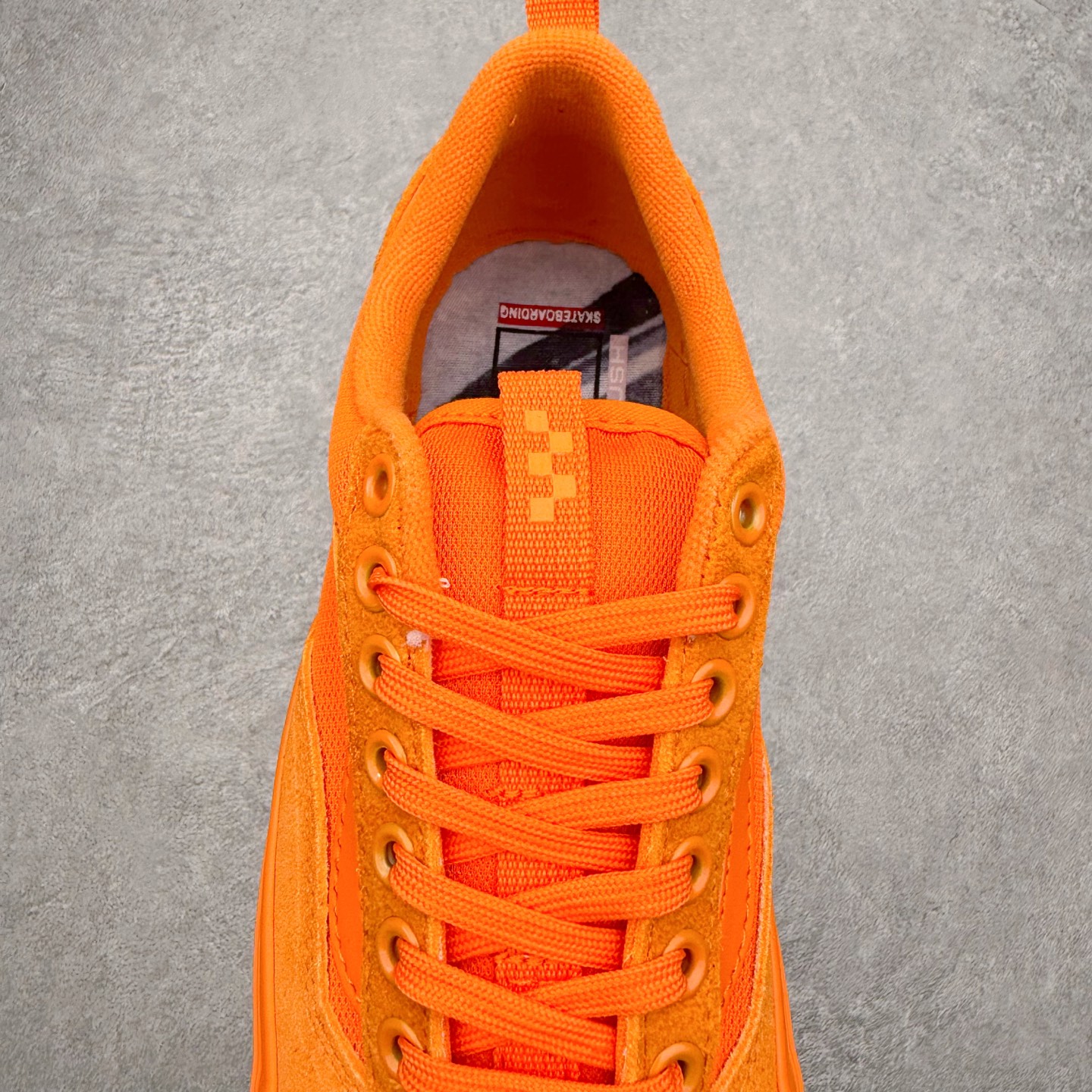 图片[5]-Atiba Jefferson x Vans Old Skool 36 经典舒适滑板鞋 Vans携手摄影师Atiba Jefferson推出的Skate OldSkool 36+滑板鞋，橙色亮眼有质感，麂皮融合网眼布拼接，透气又耐穿，经典侧边条纹搭配深灰中底，后跟Atiba联名Logo超有辨识度！鞋头缩短、提环设计，穿脱更方便，鞋垫还融入街头摄影元素，滑板文化氛围拉满，街头穿搭必备。 货号：VN000D5R12Q 尺码：35 36 36.5 37 38 38.5 39 40 40.5 41 42 42.5 43 44-选品中心