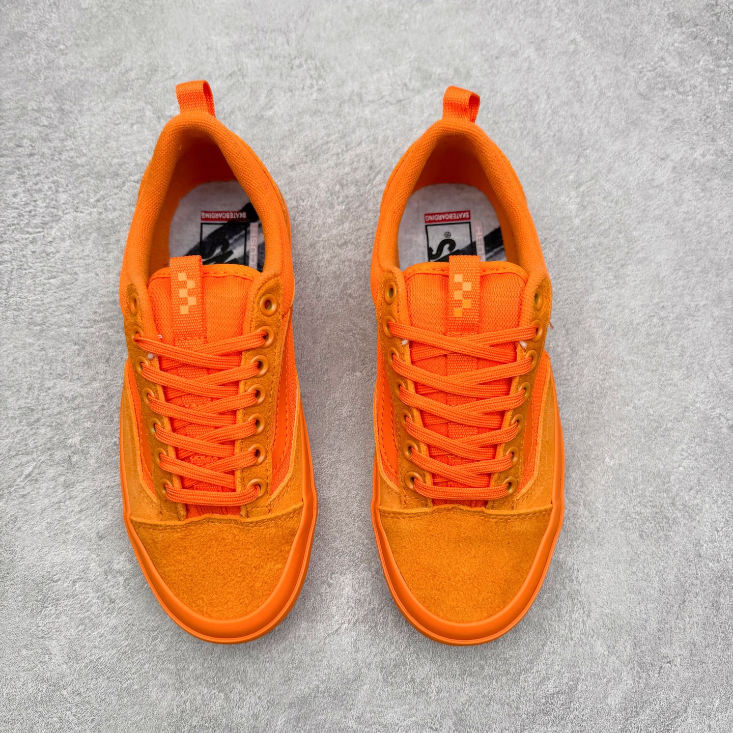 图片[2]-Atiba Jefferson x Vans Old Skool 36 经典舒适滑板鞋 Vans携手摄影师Atiba Jefferson推出的Skate OldSkool 36+滑板鞋，橙色亮眼有质感，麂皮融合网眼布拼接，透气又耐穿，经典侧边条纹搭配深灰中底，后跟Atiba联名Logo超有辨识度！鞋头缩短、提环设计，穿脱更方便，鞋垫还融入街头摄影元素，滑板文化氛围拉满，街头穿搭必备。 货号：VN000D5R12Q 尺码：35 36 36.5 37 38 38.5 39 40 40.5 41 42 42.5 43 44-选品中心