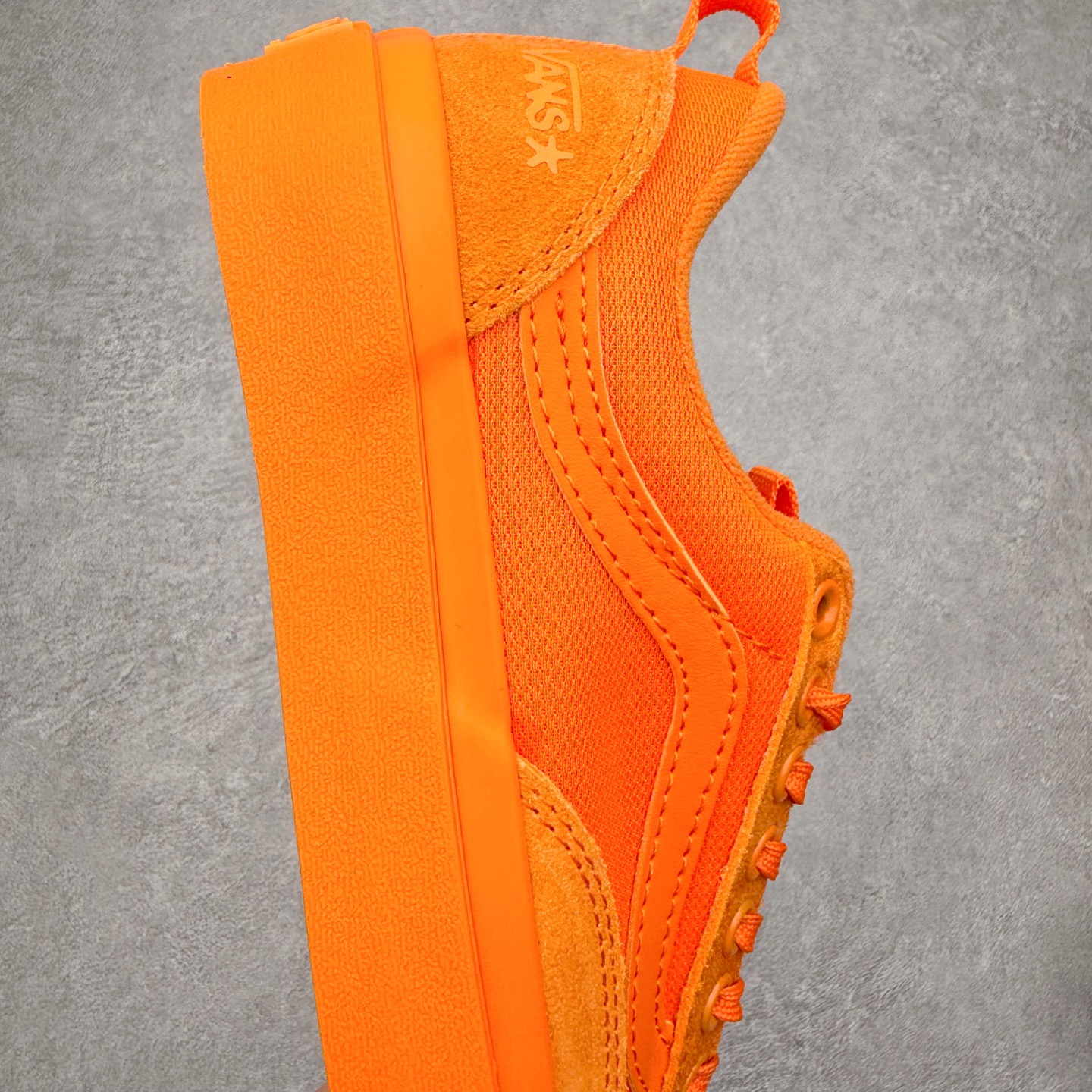 图片[6]-Atiba Jefferson x Vans Old Skool 36 经典舒适滑板鞋 Vans携手摄影师Atiba Jefferson推出的Skate OldSkool 36+滑板鞋，橙色亮眼有质感，麂皮融合网眼布拼接，透气又耐穿，经典侧边条纹搭配深灰中底，后跟Atiba联名Logo超有辨识度！鞋头缩短、提环设计，穿脱更方便，鞋垫还融入街头摄影元素，滑板文化氛围拉满，街头穿搭必备。 货号：VN000D5R12Q 尺码：35 36 36.5 37 38 38.5 39 40 40.5 41 42 42.5 43 44-选品中心