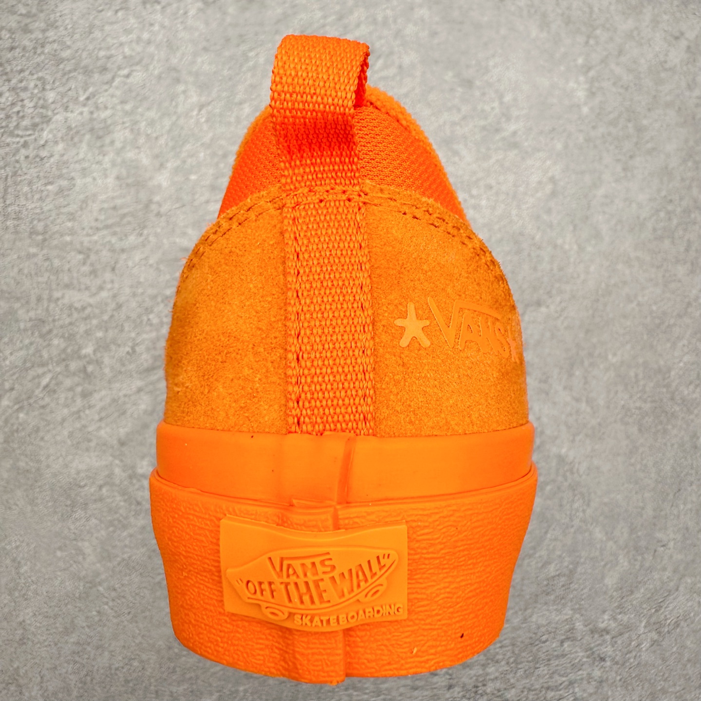 图片[8]-Atiba Jefferson x Vans Old Skool 36 经典舒适滑板鞋 Vans携手摄影师Atiba Jefferson推出的Skate OldSkool 36+滑板鞋，橙色亮眼有质感，麂皮融合网眼布拼接，透气又耐穿，经典侧边条纹搭配深灰中底，后跟Atiba联名Logo超有辨识度！鞋头缩短、提环设计，穿脱更方便，鞋垫还融入街头摄影元素，滑板文化氛围拉满，街头穿搭必备。 货号：VN000D5R12Q 尺码：35 36 36.5 37 38 38.5 39 40 40.5 41 42 42.5 43 44-选品中心