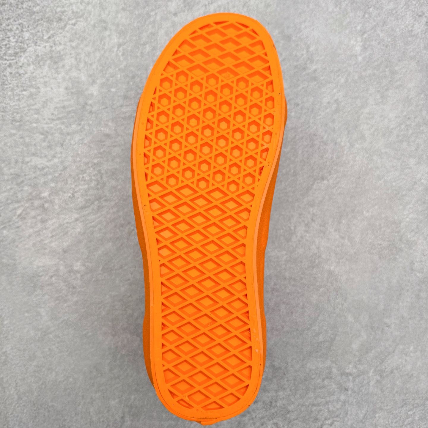 图片[9]-Atiba Jefferson x Vans Old Skool 36 经典舒适滑板鞋 Vans携手摄影师Atiba Jefferson推出的Skate OldSkool 36+滑板鞋，橙色亮眼有质感，麂皮融合网眼布拼接，透气又耐穿，经典侧边条纹搭配深灰中底，后跟Atiba联名Logo超有辨识度！鞋头缩短、提环设计，穿脱更方便，鞋垫还融入街头摄影元素，滑板文化氛围拉满，街头穿搭必备。 货号：VN000D5R12Q 尺码：35 36 36.5 37 38 38.5 39 40 40.5 41 42 42.5 43 44-选品中心