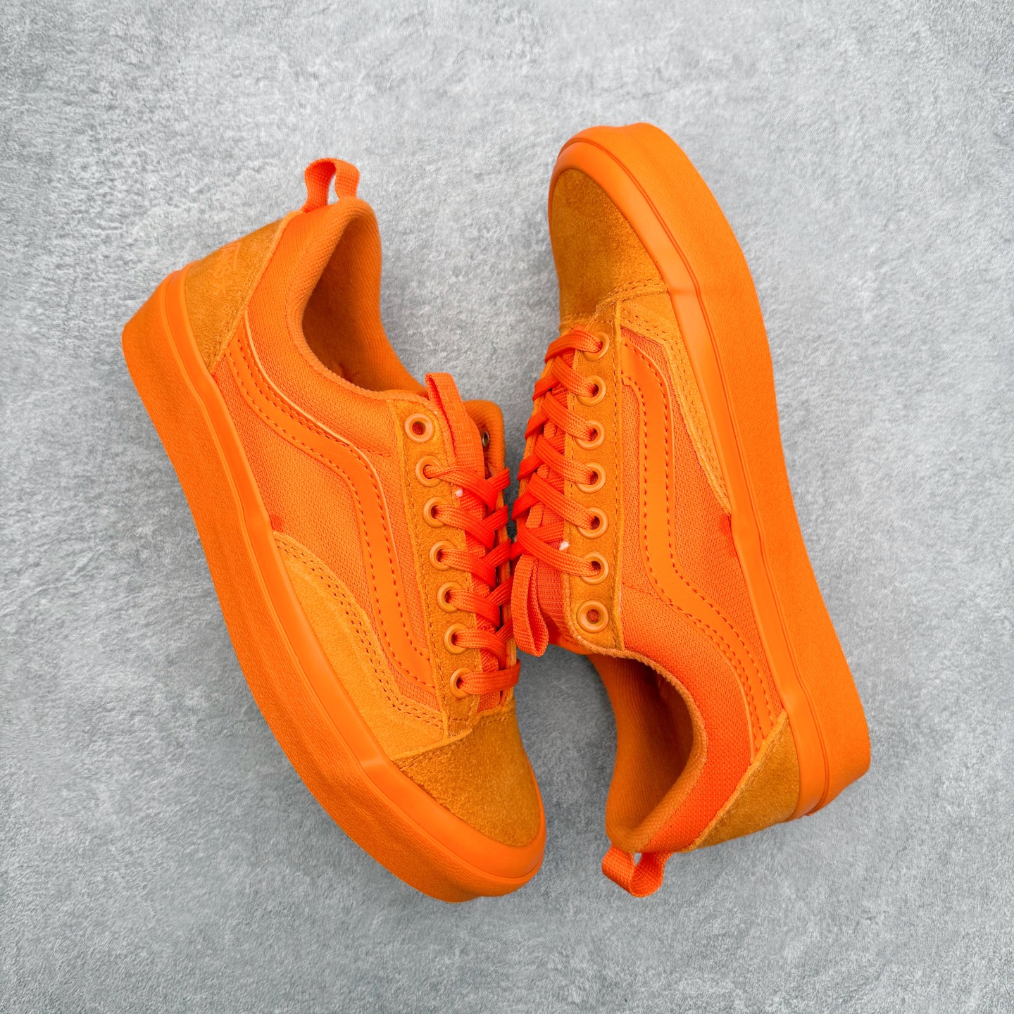 图片[3]-Atiba Jefferson x Vans Old Skool 36 经典舒适滑板鞋 Vans携手摄影师Atiba Jefferson推出的Skate OldSkool 36+滑板鞋，橙色亮眼有质感，麂皮融合网眼布拼接，透气又耐穿，经典侧边条纹搭配深灰中底，后跟Atiba联名Logo超有辨识度！鞋头缩短、提环设计，穿脱更方便，鞋垫还融入街头摄影元素，滑板文化氛围拉满，街头穿搭必备。 货号：VN000D5R12Q 尺码：35 36 36.5 37 38 38.5 39 40 40.5 41 42 42.5 43 44-选品中心