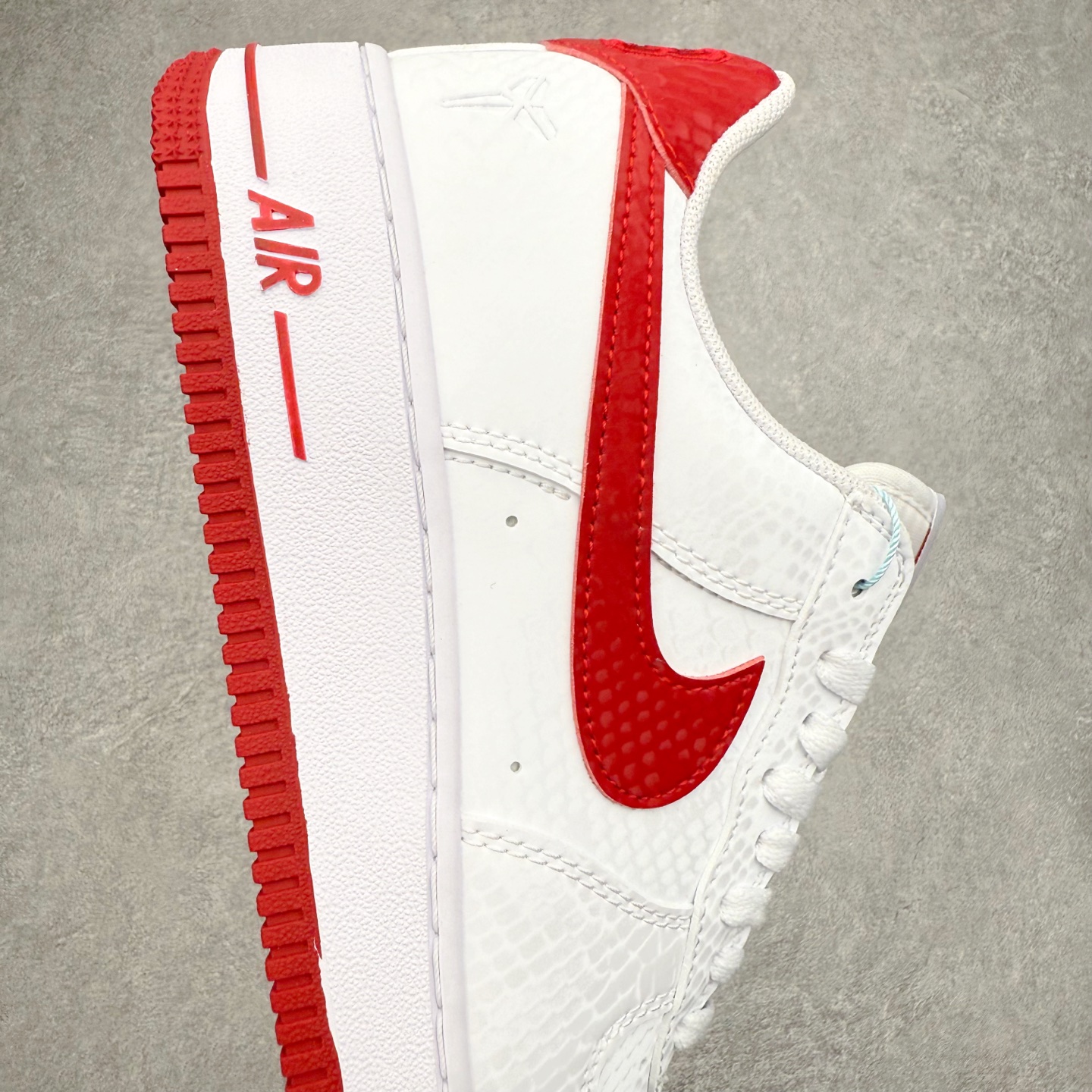 图片[6]-NK Air Force 1´07 Low 空军一号低帮百搭休闲运动板鞋 DV3808-105 柔软、弹性十足的缓震性能和出色的中底设计 横跨复古与现代的外型结合 造就出风靡全球 三十多年的Force 1 直到今天还深受青睐 实拍调校N版已经零色差零失真 百分百还原实物色彩所见即所得 不存在货不对板色差等低级问题 选购参考实物拍摄 不混卖不参货 只用心做好货严格选品 承诺混一赔十 尺码：36 36.5 37.5 38 38.5 39 40 40.5 41 42 42.5 43 44 44.5 45-选品中心