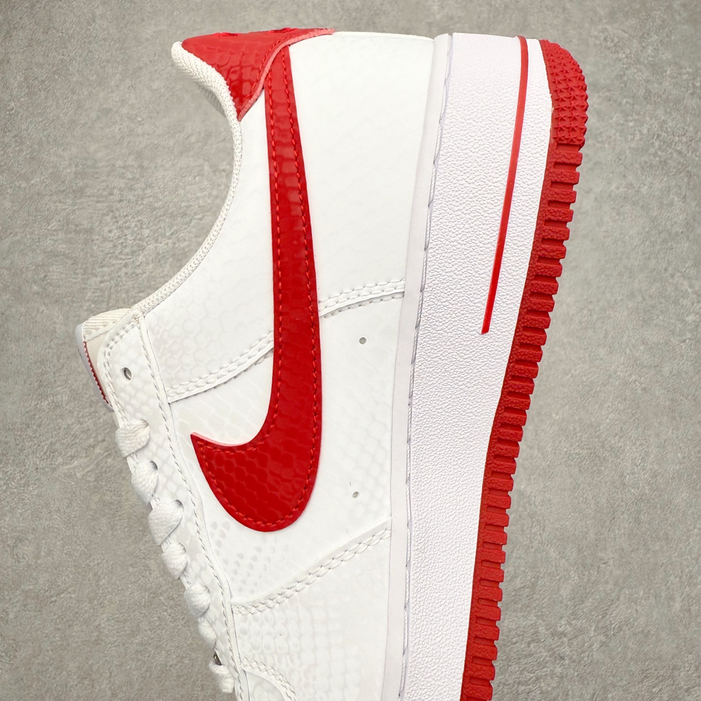 图片[7]-NK Air Force 1´07 Low 空军一号低帮百搭休闲运动板鞋 DV3808-105 柔软、弹性十足的缓震性能和出色的中底设计 横跨复古与现代的外型结合 造就出风靡全球 三十多年的Force 1 直到今天还深受青睐 实拍调校N版已经零色差零失真 百分百还原实物色彩所见即所得 不存在货不对板色差等低级问题 选购参考实物拍摄 不混卖不参货 只用心做好货严格选品 承诺混一赔十 尺码：36 36.5 37.5 38 38.5 39 40 40.5 41 42 42.5 43 44 44.5 45-选品中心