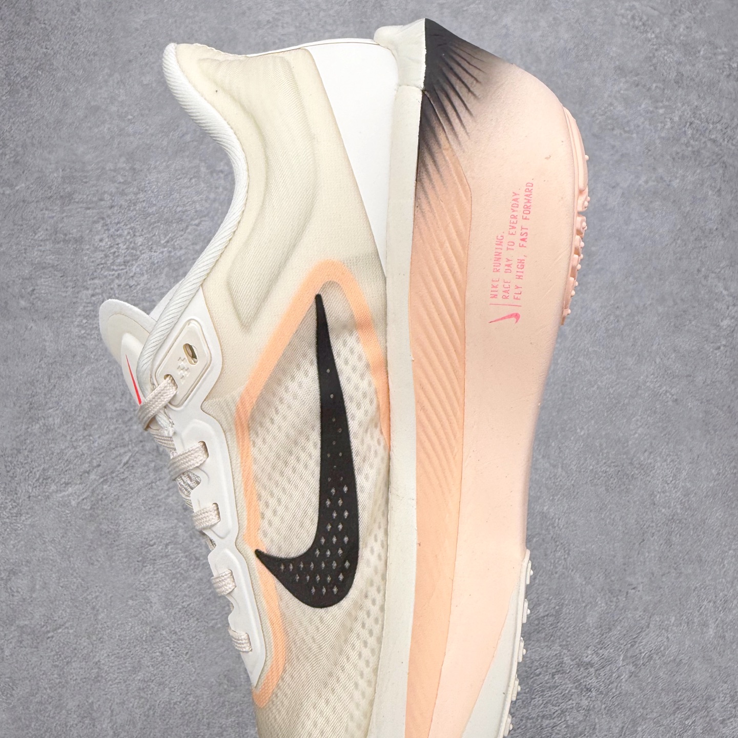 图片[7]-＃纯原福利 NK ZoomX Invincible Run Flyknit 6 轻量跑鞋 飞织低帮休闲运动慢跑鞋 FN8454 此鞋专为短跑运动员而生 是为 5 至 10 公里距离的赛事和训练打造 整体设计采用流线型的轻质工程网眼材质构成鞋面 并与其他 Running 旗舰鞋款同样搭载全脚掌 ZoomX 缓冲中底 搭配 Pebax 物料与橡胶外底 ZoomX StreakFly 首发配色以Prototype呈现 其灵感是来自开发期间的磨损测试 透过编号的标记与内侧的预期跑步距离突出研发过程 尺码：40 40.5 41 42 42.5 43 44 44.5 45-选品中心