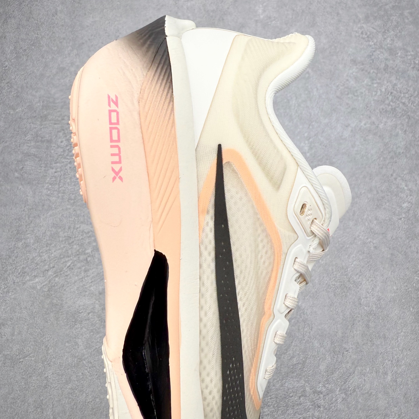 图片[6]-＃纯原福利 NK ZoomX Invincible Run Flyknit 6 轻量跑鞋 飞织低帮休闲运动慢跑鞋 FN8454 此鞋专为短跑运动员而生 是为 5 至 10 公里距离的赛事和训练打造 整体设计采用流线型的轻质工程网眼材质构成鞋面 并与其他 Running 旗舰鞋款同样搭载全脚掌 ZoomX 缓冲中底 搭配 Pebax 物料与橡胶外底 ZoomX StreakFly 首发配色以Prototype呈现 其灵感是来自开发期间的磨损测试 透过编号的标记与内侧的预期跑步距离突出研发过程 尺码：40 40.5 41 42 42.5 43 44 44.5 45-选品中心