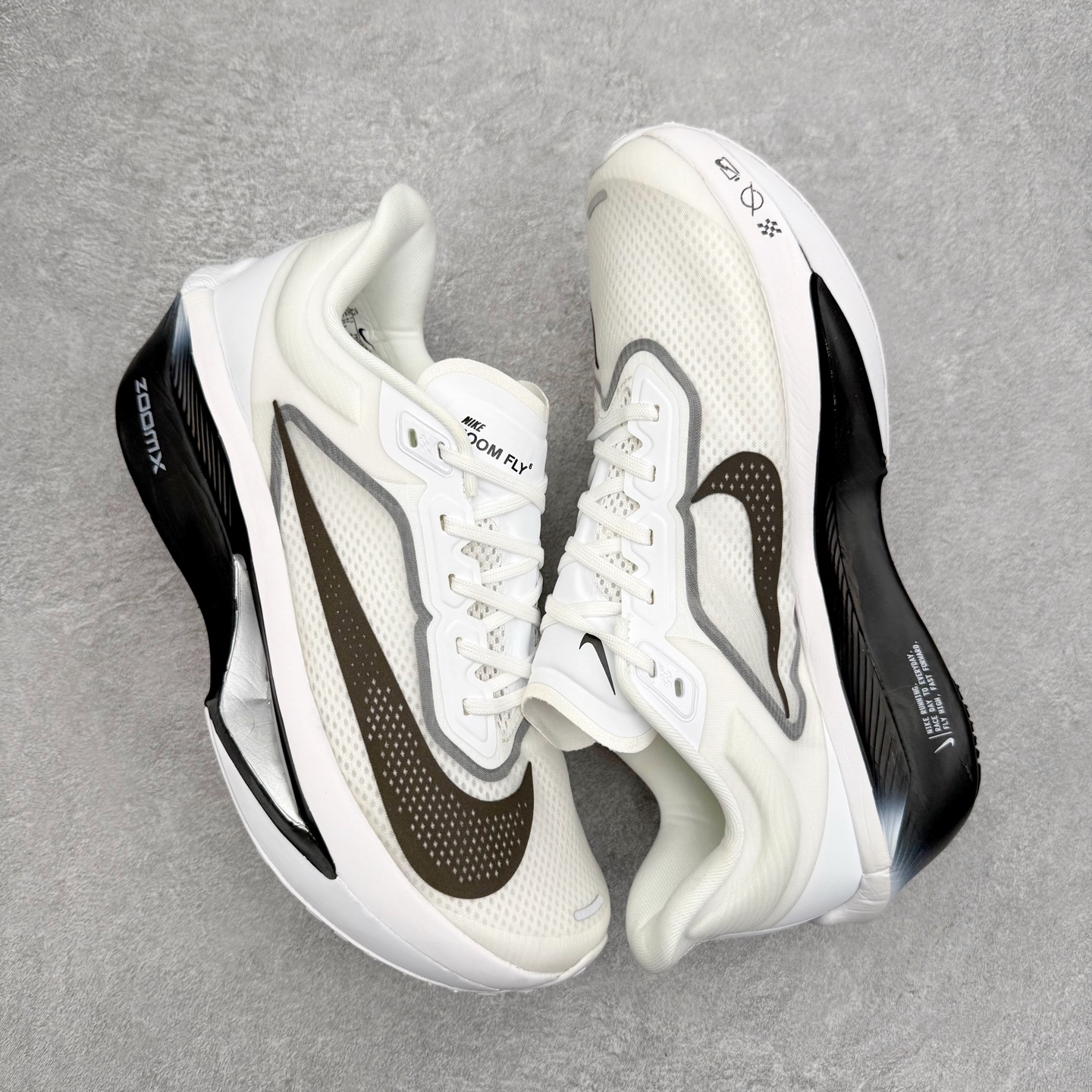 图片[3]-＃纯原福利 NK ZoomX Invincible Run Flyknit 6 轻量跑鞋 飞织低帮休闲运动慢跑鞋 FN8454 此鞋专为短跑运动员而生 是为 5 至 10 公里距离的赛事和训练打造 整体设计采用流线型的轻质工程网眼材质构成鞋面 并与其他 Running 旗舰鞋款同样搭载全脚掌 ZoomX 缓冲中底 搭配 Pebax 物料与橡胶外底 ZoomX StreakFly 首发配色以Prototype呈现 其灵感是来自开发期间的磨损测试 透过编号的标记与内侧的预期跑步距离突出研发过程 尺码：40 40.5 41 42 42.5 43 44 44.5 45-选品中心