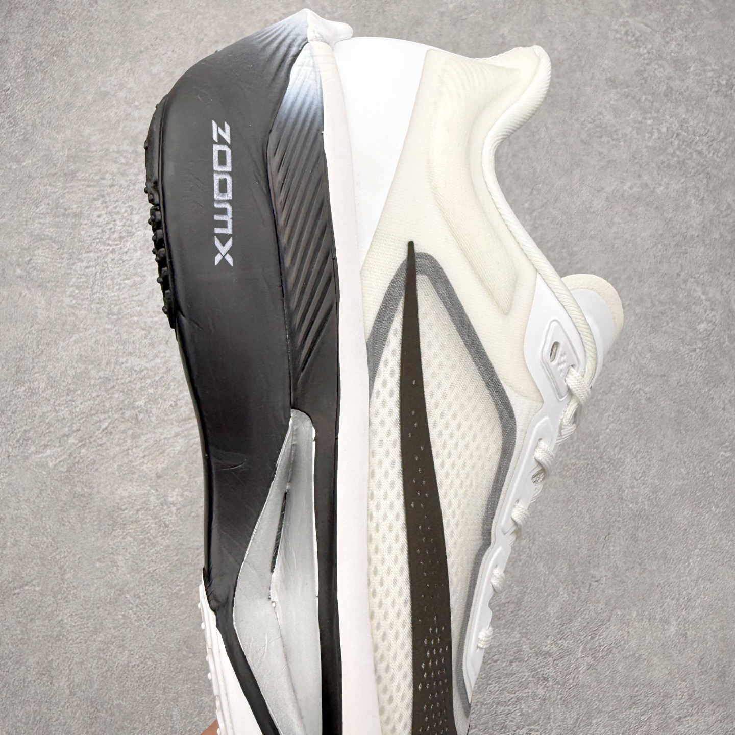 图片[6]-＃纯原福利 NK ZoomX Invincible Run Flyknit 6 轻量跑鞋 飞织低帮休闲运动慢跑鞋 FN8454 此鞋专为短跑运动员而生 是为 5 至 10 公里距离的赛事和训练打造 整体设计采用流线型的轻质工程网眼材质构成鞋面 并与其他 Running 旗舰鞋款同样搭载全脚掌 ZoomX 缓冲中底 搭配 Pebax 物料与橡胶外底 ZoomX StreakFly 首发配色以Prototype呈现 其灵感是来自开发期间的磨损测试 透过编号的标记与内侧的预期跑步距离突出研发过程 尺码：40 40.5 41 42 42.5 43 44 44.5 45-选品中心