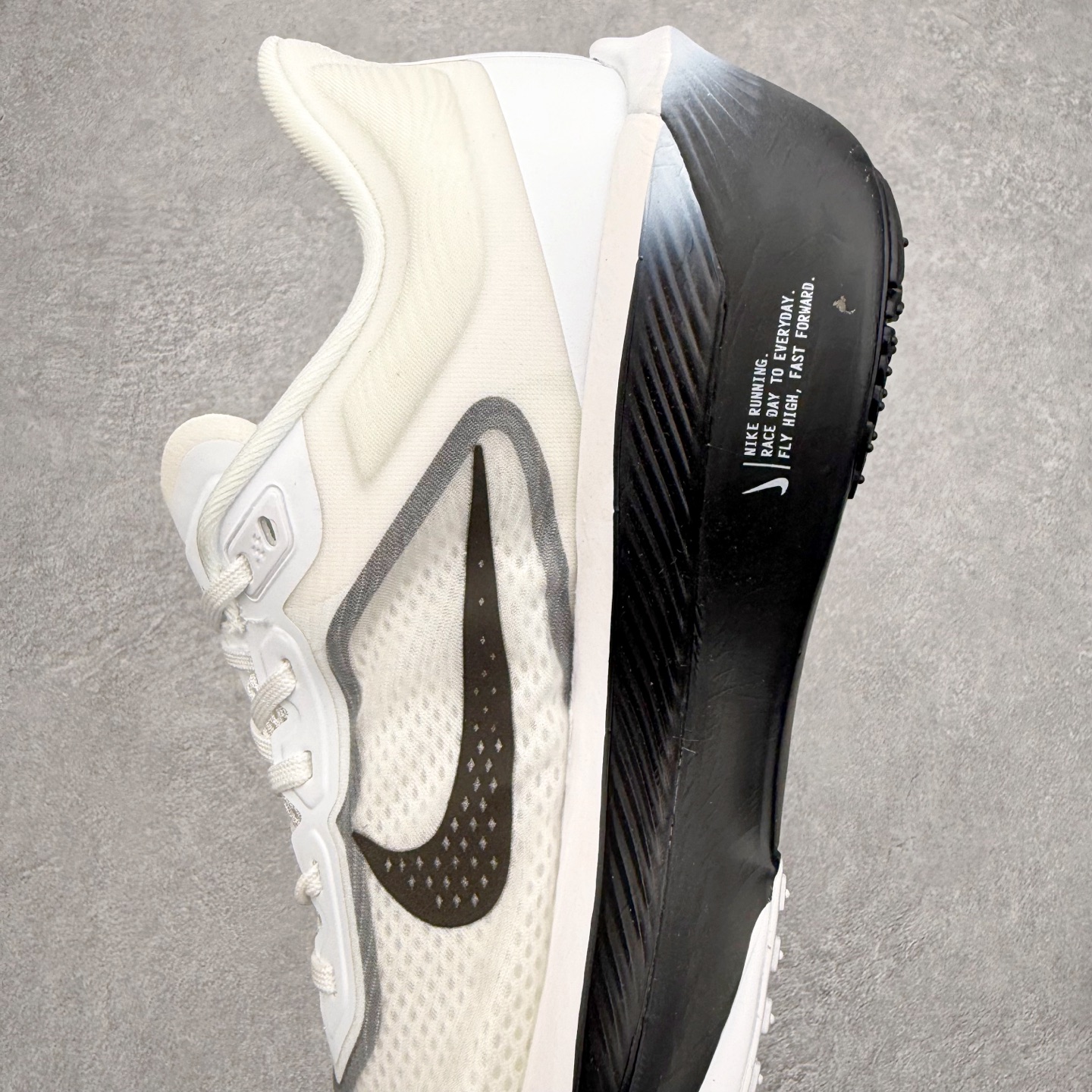 图片[7]-＃纯原福利 NK ZoomX Invincible Run Flyknit 6 轻量跑鞋 飞织低帮休闲运动慢跑鞋 FN8454 此鞋专为短跑运动员而生 是为 5 至 10 公里距离的赛事和训练打造 整体设计采用流线型的轻质工程网眼材质构成鞋面 并与其他 Running 旗舰鞋款同样搭载全脚掌 ZoomX 缓冲中底 搭配 Pebax 物料与橡胶外底 ZoomX StreakFly 首发配色以Prototype呈现 其灵感是来自开发期间的磨损测试 透过编号的标记与内侧的预期跑步距离突出研发过程 尺码：40 40.5 41 42 42.5 43 44 44.5 45-选品中心