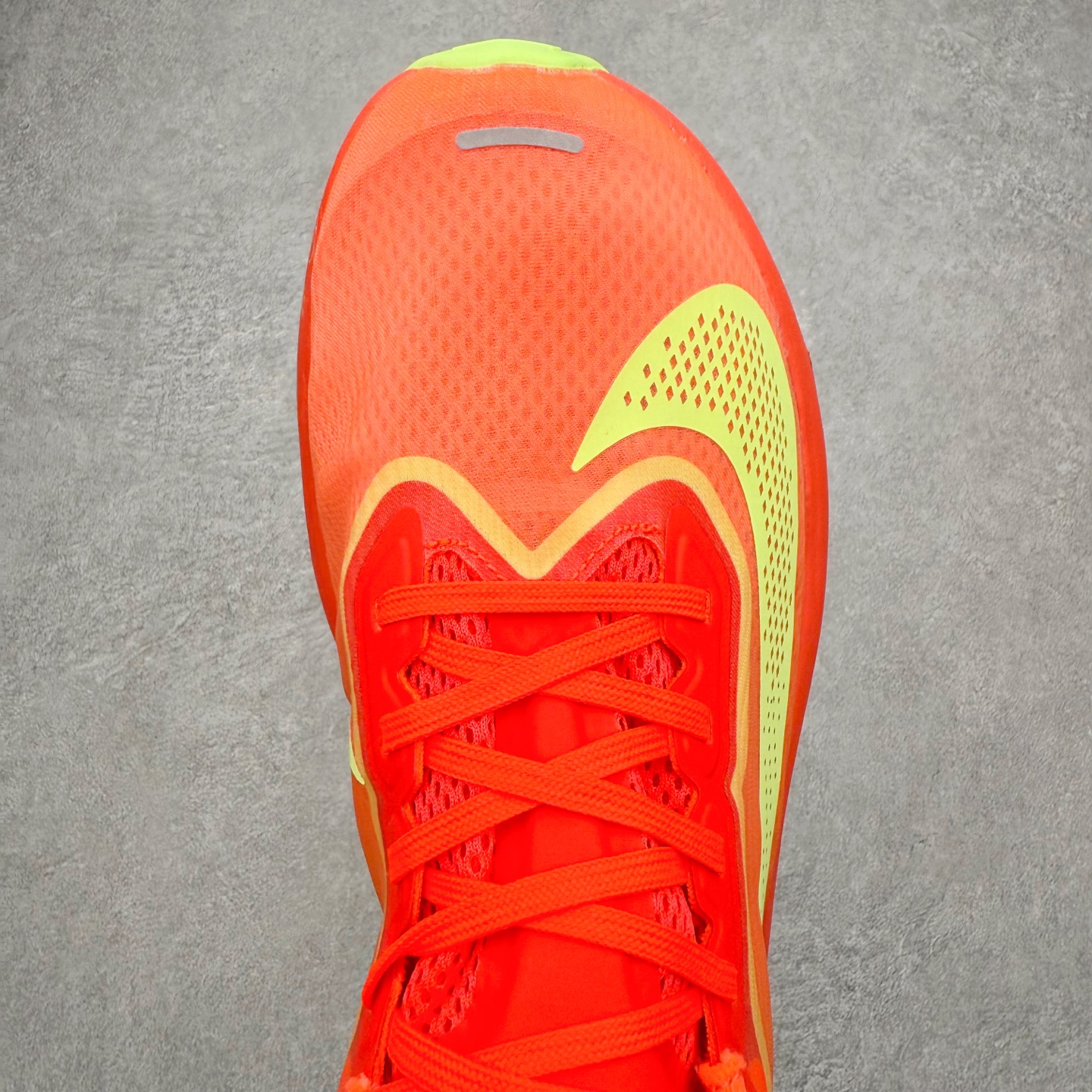 图片[4]-＃纯原福利 NK ZoomX Invincible Run Flyknit 6 轻量跑鞋 飞织低帮休闲运动慢跑鞋 FN8454 此鞋专为短跑运动员而生 是为 5 至 10 公里距离的赛事和训练打造 整体设计采用流线型的轻质工程网眼材质构成鞋面 并与其他 Running 旗舰鞋款同样搭载全脚掌 ZoomX 缓冲中底 搭配 Pebax 物料与橡胶外底 ZoomX StreakFly 首发配色以Prototype呈现 其灵感是来自开发期间的磨损测试 透过编号的标记与内侧的预期跑步距离突出研发过程 尺码：40 40.5 41 42 42.5 43 44 44.5 45-选品中心