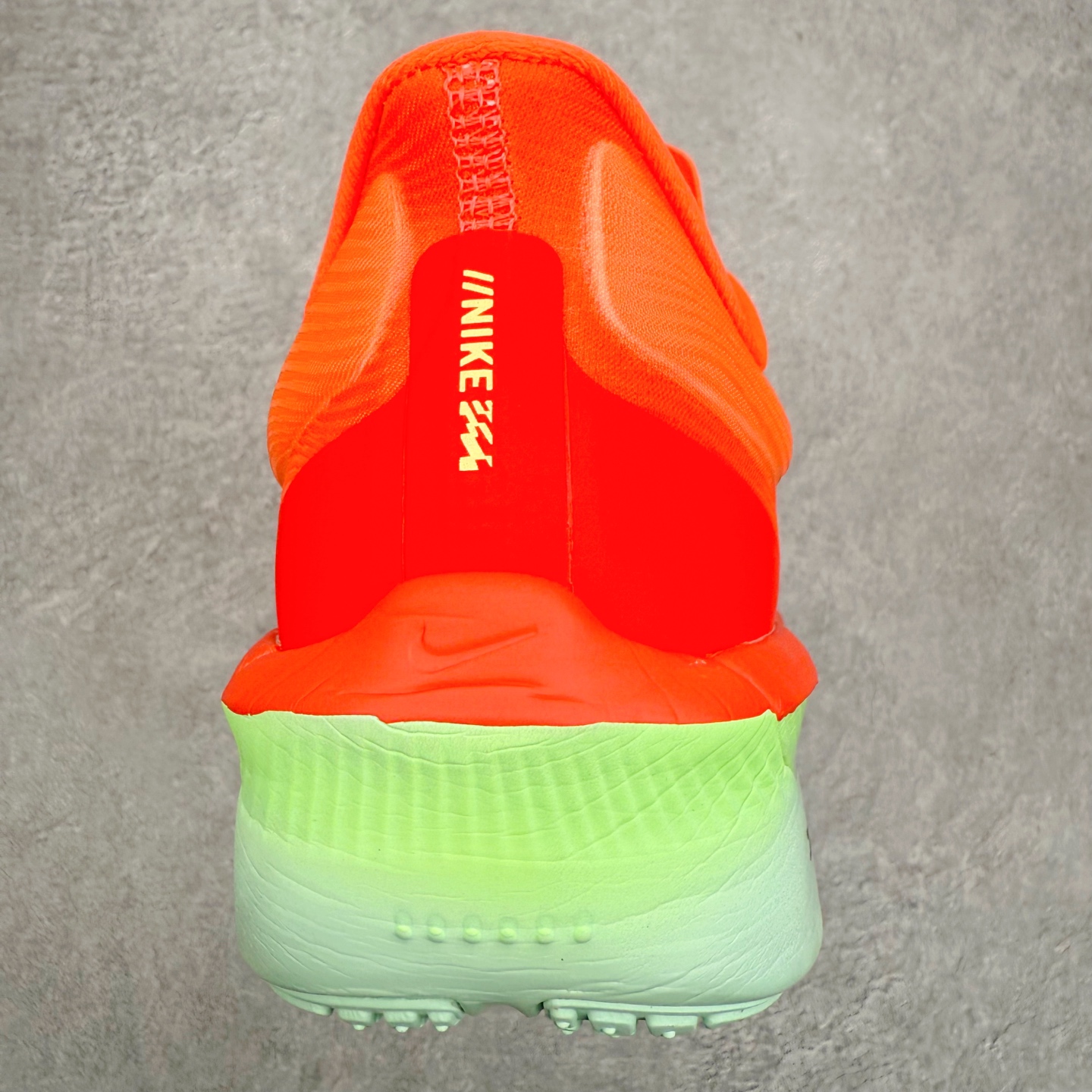 图片[8]-＃纯原福利 NK ZoomX Invincible Run Flyknit 6 轻量跑鞋 飞织低帮休闲运动慢跑鞋 FN8454 此鞋专为短跑运动员而生 是为 5 至 10 公里距离的赛事和训练打造 整体设计采用流线型的轻质工程网眼材质构成鞋面 并与其他 Running 旗舰鞋款同样搭载全脚掌 ZoomX 缓冲中底 搭配 Pebax 物料与橡胶外底 ZoomX StreakFly 首发配色以Prototype呈现 其灵感是来自开发期间的磨损测试 透过编号的标记与内侧的预期跑步距离突出研发过程 尺码：40 40.5 41 42 42.5 43 44 44.5 45-选品中心