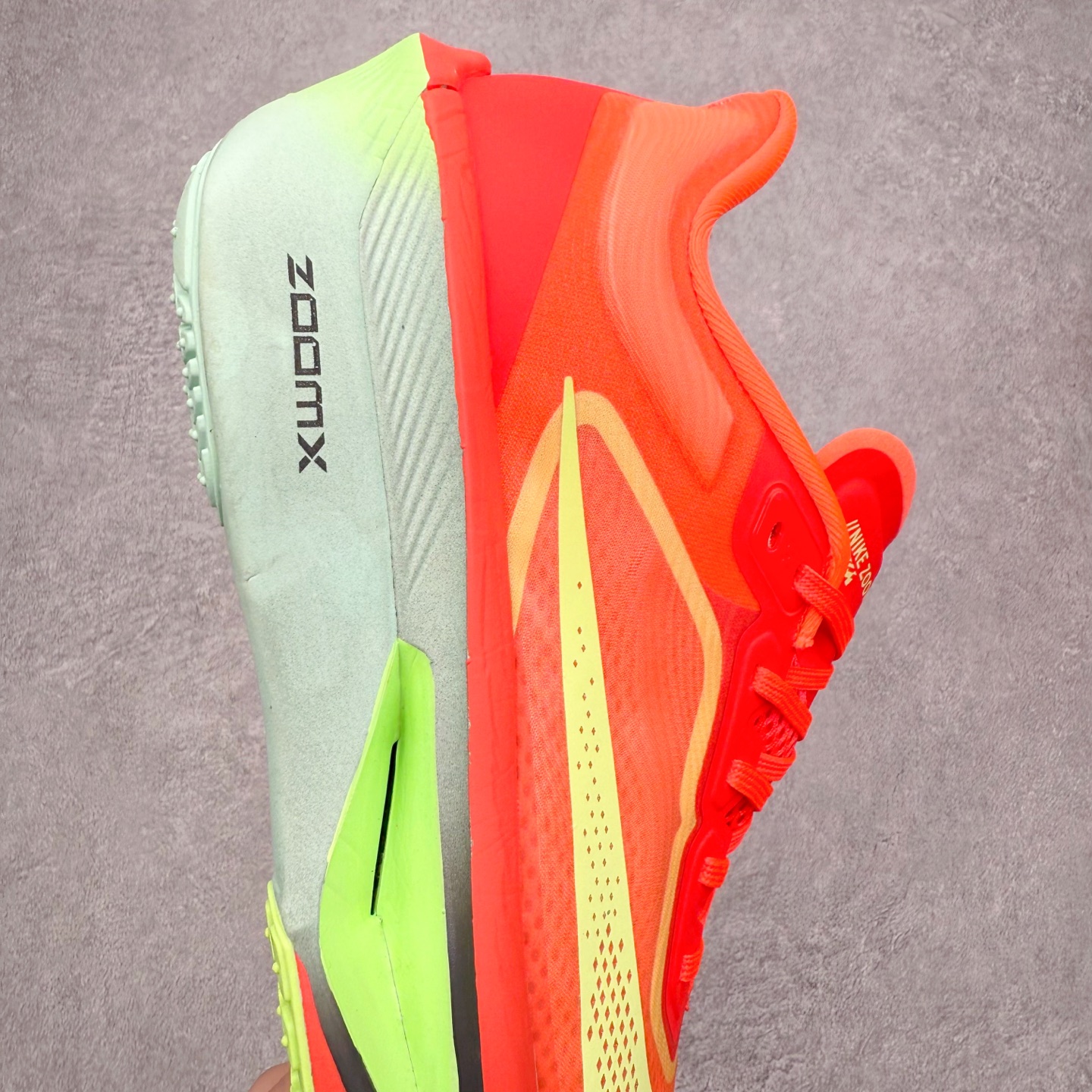 图片[6]-＃纯原福利 NK ZoomX Invincible Run Flyknit 6 轻量跑鞋 飞织低帮休闲运动慢跑鞋 FN8454 此鞋专为短跑运动员而生 是为 5 至 10 公里距离的赛事和训练打造 整体设计采用流线型的轻质工程网眼材质构成鞋面 并与其他 Running 旗舰鞋款同样搭载全脚掌 ZoomX 缓冲中底 搭配 Pebax 物料与橡胶外底 ZoomX StreakFly 首发配色以Prototype呈现 其灵感是来自开发期间的磨损测试 透过编号的标记与内侧的预期跑步距离突出研发过程 尺码：40 40.5 41 42 42.5 43 44 44.5 45-选品中心