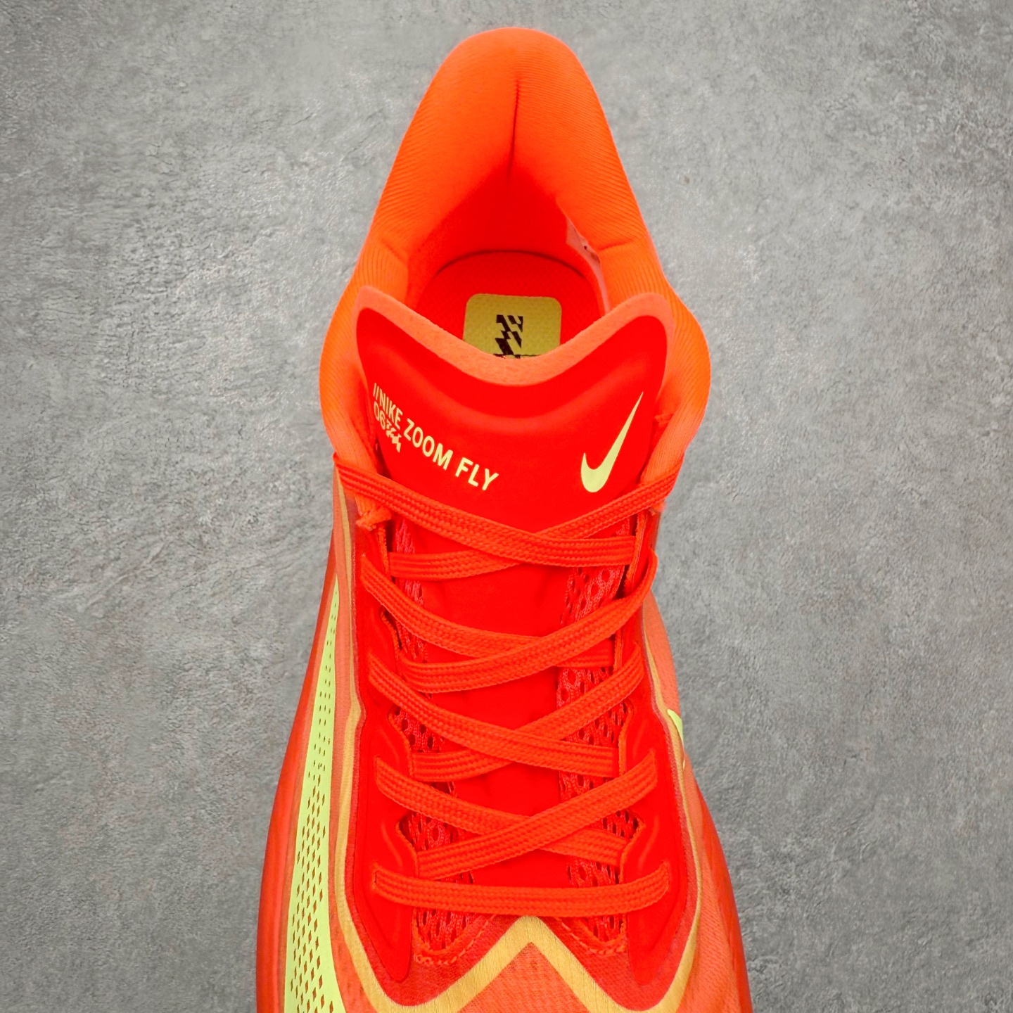 图片[5]-＃纯原福利 NK ZoomX Invincible Run Flyknit 6 轻量跑鞋 飞织低帮休闲运动慢跑鞋 FN8454 此鞋专为短跑运动员而生 是为 5 至 10 公里距离的赛事和训练打造 整体设计采用流线型的轻质工程网眼材质构成鞋面 并与其他 Running 旗舰鞋款同样搭载全脚掌 ZoomX 缓冲中底 搭配 Pebax 物料与橡胶外底 ZoomX StreakFly 首发配色以Prototype呈现 其灵感是来自开发期间的磨损测试 透过编号的标记与内侧的预期跑步距离突出研发过程 尺码：40 40.5 41 42 42.5 43 44 44.5 45-选品中心