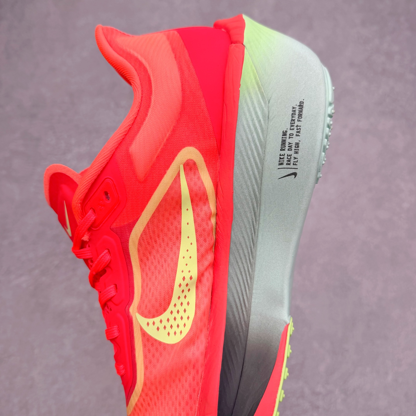 图片[7]-＃纯原福利 NK ZoomX Invincible Run Flyknit 6 轻量跑鞋 飞织低帮休闲运动慢跑鞋 FN8454 此鞋专为短跑运动员而生 是为 5 至 10 公里距离的赛事和训练打造 整体设计采用流线型的轻质工程网眼材质构成鞋面 并与其他 Running 旗舰鞋款同样搭载全脚掌 ZoomX 缓冲中底 搭配 Pebax 物料与橡胶外底 ZoomX StreakFly 首发配色以Prototype呈现 其灵感是来自开发期间的磨损测试 透过编号的标记与内侧的预期跑步距离突出研发过程 尺码：40 40.5 41 42 42.5 43 44 44.5 45-选品中心