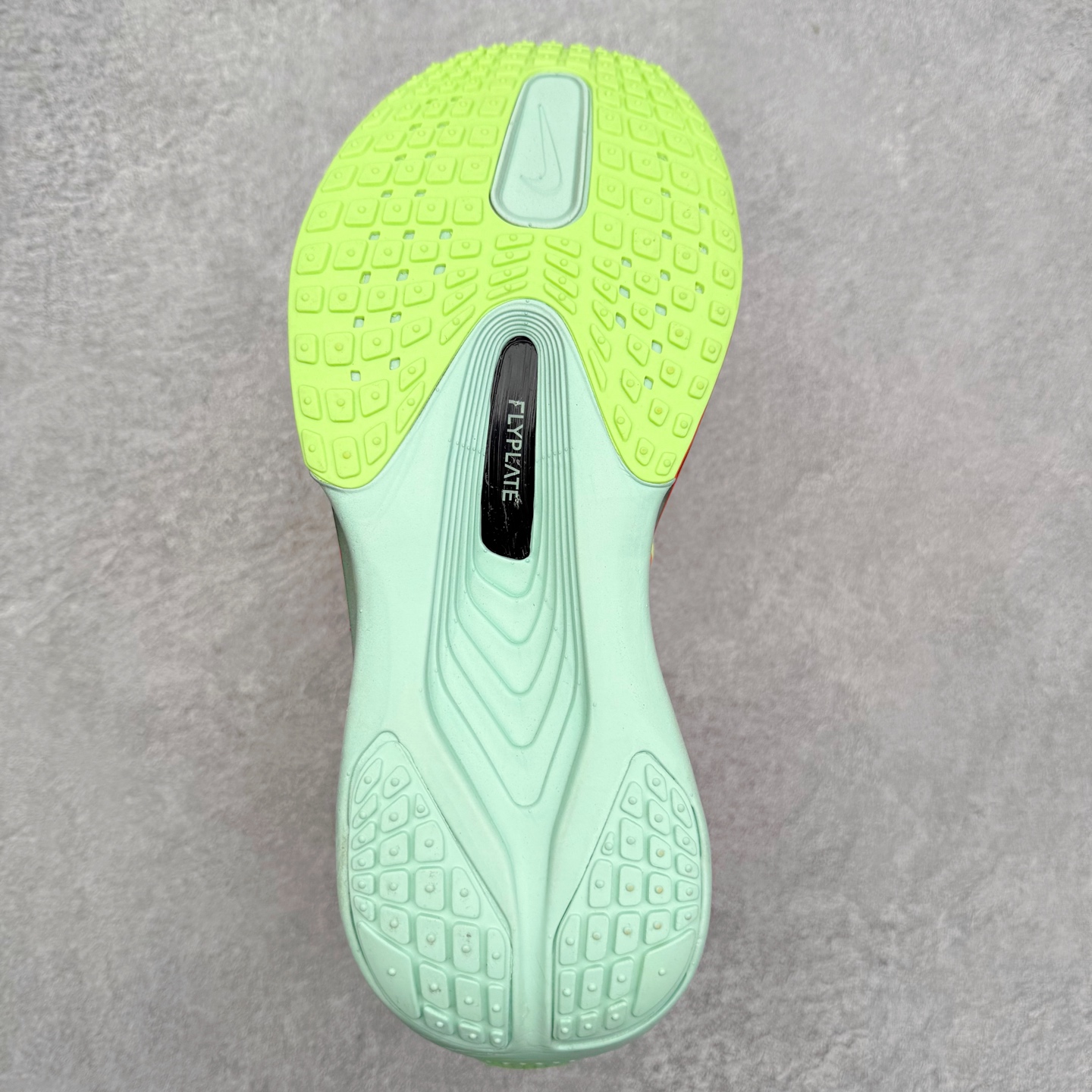 图片[9]-＃纯原福利 NK ZoomX Invincible Run Flyknit 6 轻量跑鞋 飞织低帮休闲运动慢跑鞋 FN8454 此鞋专为短跑运动员而生 是为 5 至 10 公里距离的赛事和训练打造 整体设计采用流线型的轻质工程网眼材质构成鞋面 并与其他 Running 旗舰鞋款同样搭载全脚掌 ZoomX 缓冲中底 搭配 Pebax 物料与橡胶外底 ZoomX StreakFly 首发配色以Prototype呈现 其灵感是来自开发期间的磨损测试 透过编号的标记与内侧的预期跑步距离突出研发过程 尺码：40 40.5 41 42 42.5 43 44 44.5 45-选品中心