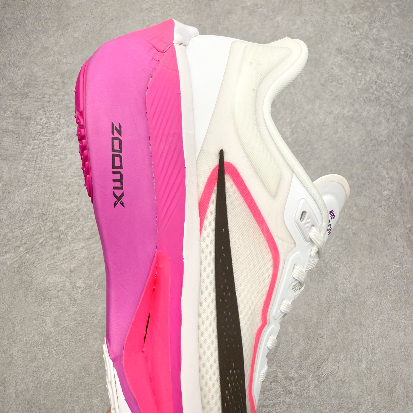 图片[6]-＃纯原福利 NK ZoomX Invincible Run Flyknit 6 轻量跑鞋 飞织低帮休闲运动慢跑鞋 FN8454 此鞋专为短跑运动员而生 是为 5 至 10 公里距离的赛事和训练打造 整体设计采用流线型的轻质工程网眼材质构成鞋面 并与其他 Running 旗舰鞋款同样搭载全脚掌 ZoomX 缓冲中底 搭配 Pebax 物料与橡胶外底 ZoomX StreakFly 首发配色以Prototype呈现 其灵感是来自开发期间的磨损测试 透过编号的标记与内侧的预期跑步距离突出研发过程 尺码：40 40.5 41 42 42.5 43 44 44.5 45-选品中心