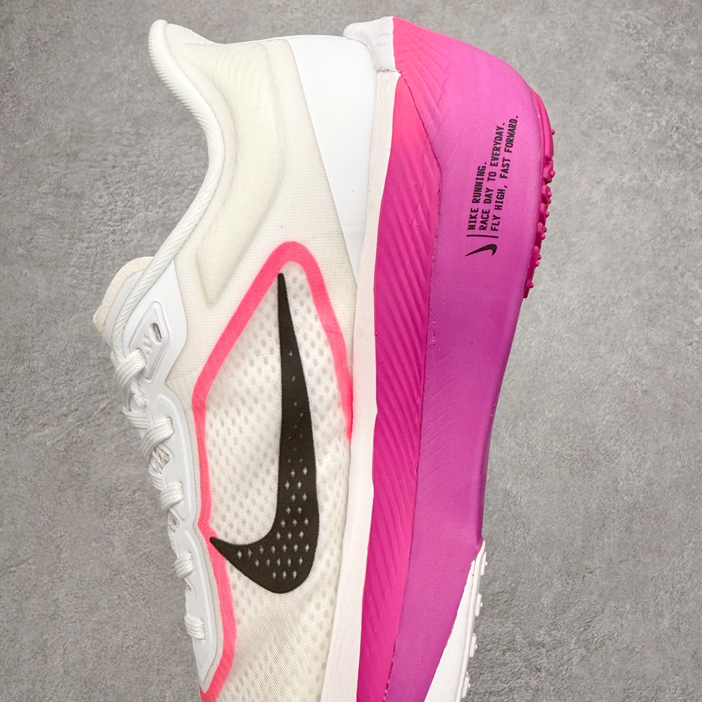 图片[7]-＃纯原福利 NK ZoomX Invincible Run Flyknit 6 轻量跑鞋 飞织低帮休闲运动慢跑鞋 FN8454 此鞋专为短跑运动员而生 是为 5 至 10 公里距离的赛事和训练打造 整体设计采用流线型的轻质工程网眼材质构成鞋面 并与其他 Running 旗舰鞋款同样搭载全脚掌 ZoomX 缓冲中底 搭配 Pebax 物料与橡胶外底 ZoomX StreakFly 首发配色以Prototype呈现 其灵感是来自开发期间的磨损测试 透过编号的标记与内侧的预期跑步距离突出研发过程 尺码：40 40.5 41 42 42.5 43 44 44.5 45-选品中心