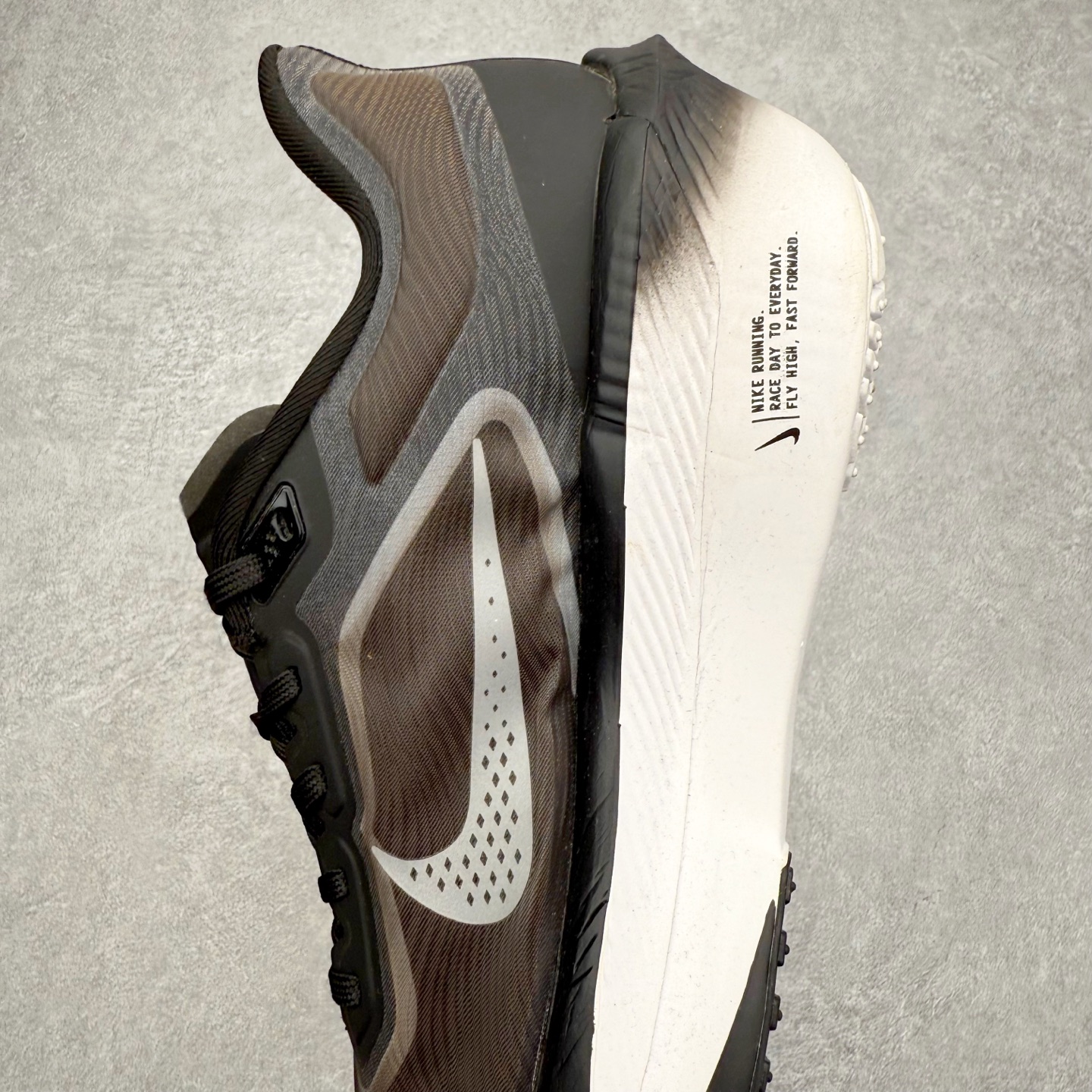 图片[7]-＃纯原福利 NK ZoomX Invincible Run Flyknit 6 轻量跑鞋 飞织低帮休闲运动慢跑鞋 FN8454 此鞋专为短跑运动员而生 是为 5 至 10 公里距离的赛事和训练打造 整体设计采用流线型的轻质工程网眼材质构成鞋面 并与其他 Running 旗舰鞋款同样搭载全脚掌 ZoomX 缓冲中底 搭配 Pebax 物料与橡胶外底 ZoomX StreakFly 首发配色以Prototype呈现 其灵感是来自开发期间的磨损测试 透过编号的标记与内侧的预期跑步距离突出研发过程 尺码：40 40.5 41 42 42.5 43 44 44.5 45-选品中心