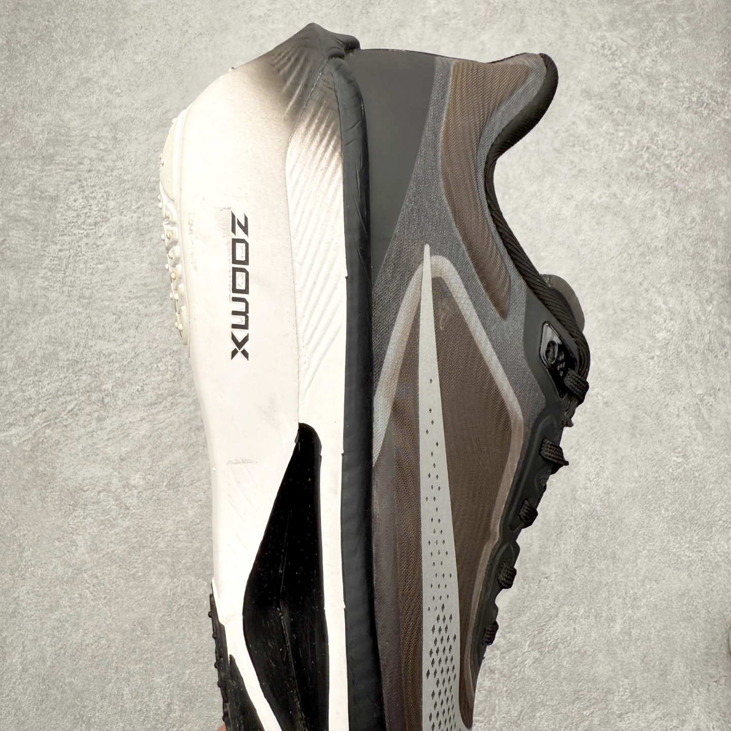 图片[6]-＃纯原福利 NK ZoomX Invincible Run Flyknit 6 轻量跑鞋 飞织低帮休闲运动慢跑鞋 FN8454 此鞋专为短跑运动员而生 是为 5 至 10 公里距离的赛事和训练打造 整体设计采用流线型的轻质工程网眼材质构成鞋面 并与其他 Running 旗舰鞋款同样搭载全脚掌 ZoomX 缓冲中底 搭配 Pebax 物料与橡胶外底 ZoomX StreakFly 首发配色以Prototype呈现 其灵感是来自开发期间的磨损测试 透过编号的标记与内侧的预期跑步距离突出研发过程 尺码：40 40.5 41 42 42.5 43 44 44.5 45-选品中心