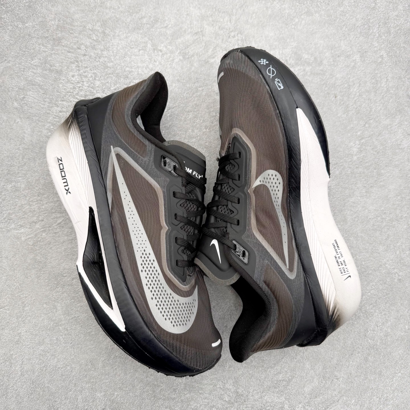 图片[3]-＃纯原福利 NK ZoomX Invincible Run Flyknit 6 轻量跑鞋 飞织低帮休闲运动慢跑鞋 FN8454 此鞋专为短跑运动员而生 是为 5 至 10 公里距离的赛事和训练打造 整体设计采用流线型的轻质工程网眼材质构成鞋面 并与其他 Running 旗舰鞋款同样搭载全脚掌 ZoomX 缓冲中底 搭配 Pebax 物料与橡胶外底 ZoomX StreakFly 首发配色以Prototype呈现 其灵感是来自开发期间的磨损测试 透过编号的标记与内侧的预期跑步距离突出研发过程 尺码：40 40.5 41 42 42.5 43 44 44.5 45-选品中心