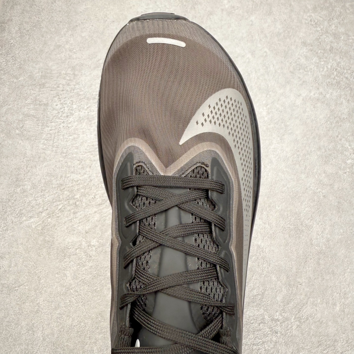 图片[4]-＃纯原福利 NK ZoomX Invincible Run Flyknit 6 轻量跑鞋 飞织低帮休闲运动慢跑鞋 FN8454 此鞋专为短跑运动员而生 是为 5 至 10 公里距离的赛事和训练打造 整体设计采用流线型的轻质工程网眼材质构成鞋面 并与其他 Running 旗舰鞋款同样搭载全脚掌 ZoomX 缓冲中底 搭配 Pebax 物料与橡胶外底 ZoomX StreakFly 首发配色以Prototype呈现 其灵感是来自开发期间的磨损测试 透过编号的标记与内侧的预期跑步距离突出研发过程 尺码：40 40.5 41 42 42.5 43 44 44.5 45-选品中心