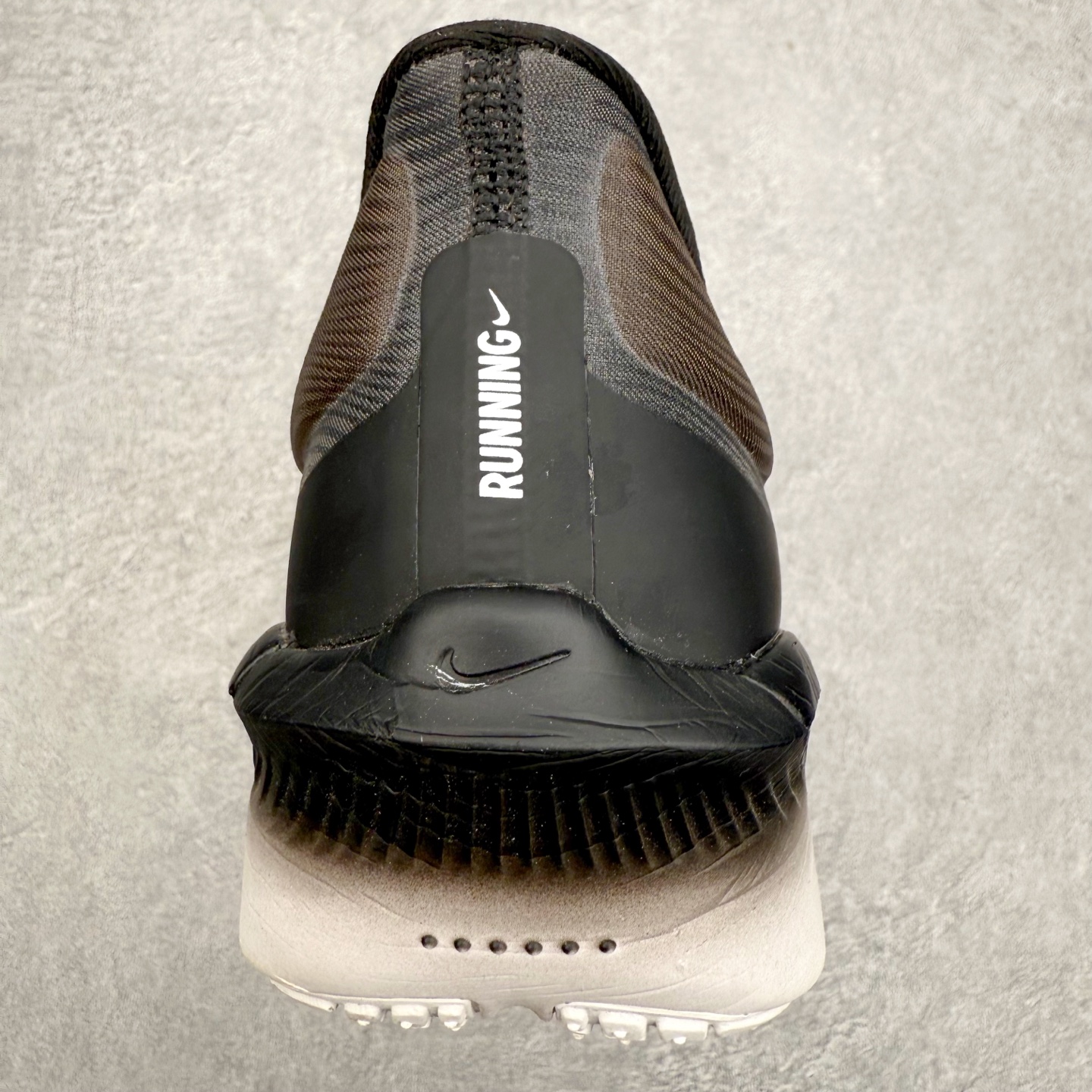 图片[8]-＃纯原福利 NK ZoomX Invincible Run Flyknit 6 轻量跑鞋 飞织低帮休闲运动慢跑鞋 FN8454 此鞋专为短跑运动员而生 是为 5 至 10 公里距离的赛事和训练打造 整体设计采用流线型的轻质工程网眼材质构成鞋面 并与其他 Running 旗舰鞋款同样搭载全脚掌 ZoomX 缓冲中底 搭配 Pebax 物料与橡胶外底 ZoomX StreakFly 首发配色以Prototype呈现 其灵感是来自开发期间的磨损测试 透过编号的标记与内侧的预期跑步距离突出研发过程 尺码：40 40.5 41 42 42.5 43 44 44.5 45-选品中心