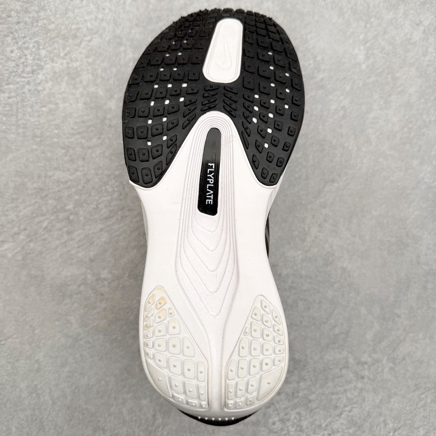 图片[9]-＃纯原福利 NK ZoomX Invincible Run Flyknit 6 轻量跑鞋 飞织低帮休闲运动慢跑鞋 FN8454 此鞋专为短跑运动员而生 是为 5 至 10 公里距离的赛事和训练打造 整体设计采用流线型的轻质工程网眼材质构成鞋面 并与其他 Running 旗舰鞋款同样搭载全脚掌 ZoomX 缓冲中底 搭配 Pebax 物料与橡胶外底 ZoomX StreakFly 首发配色以Prototype呈现 其灵感是来自开发期间的磨损测试 透过编号的标记与内侧的预期跑步距离突出研发过程 尺码：40 40.5 41 42 42.5 43 44 44.5 45-选品中心