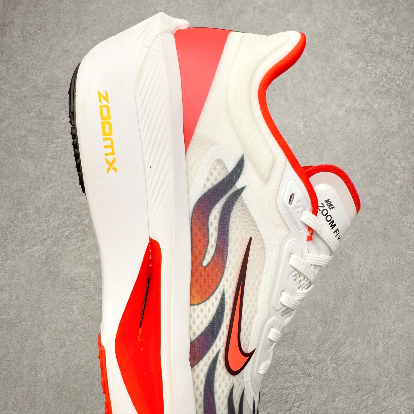 图片[6]-＃纯原福利 NK ZoomX Invincible Run Flyknit 6 轻量跑鞋 飞织低帮休闲运动慢跑鞋 FN8454 此鞋专为短跑运动员而生 是为 5 至 10 公里距离的赛事和训练打造 整体设计采用流线型的轻质工程网眼材质构成鞋面 并与其他 Running 旗舰鞋款同样搭载全脚掌 ZoomX 缓冲中底 搭配 Pebax 物料与橡胶外底 ZoomX StreakFly 首发配色以Prototype呈现 其灵感是来自开发期间的磨损测试 透过编号的标记与内侧的预期跑步距离突出研发过程 尺码：40 40.5 41 42 42.5 43 44 44.5 45-选品中心