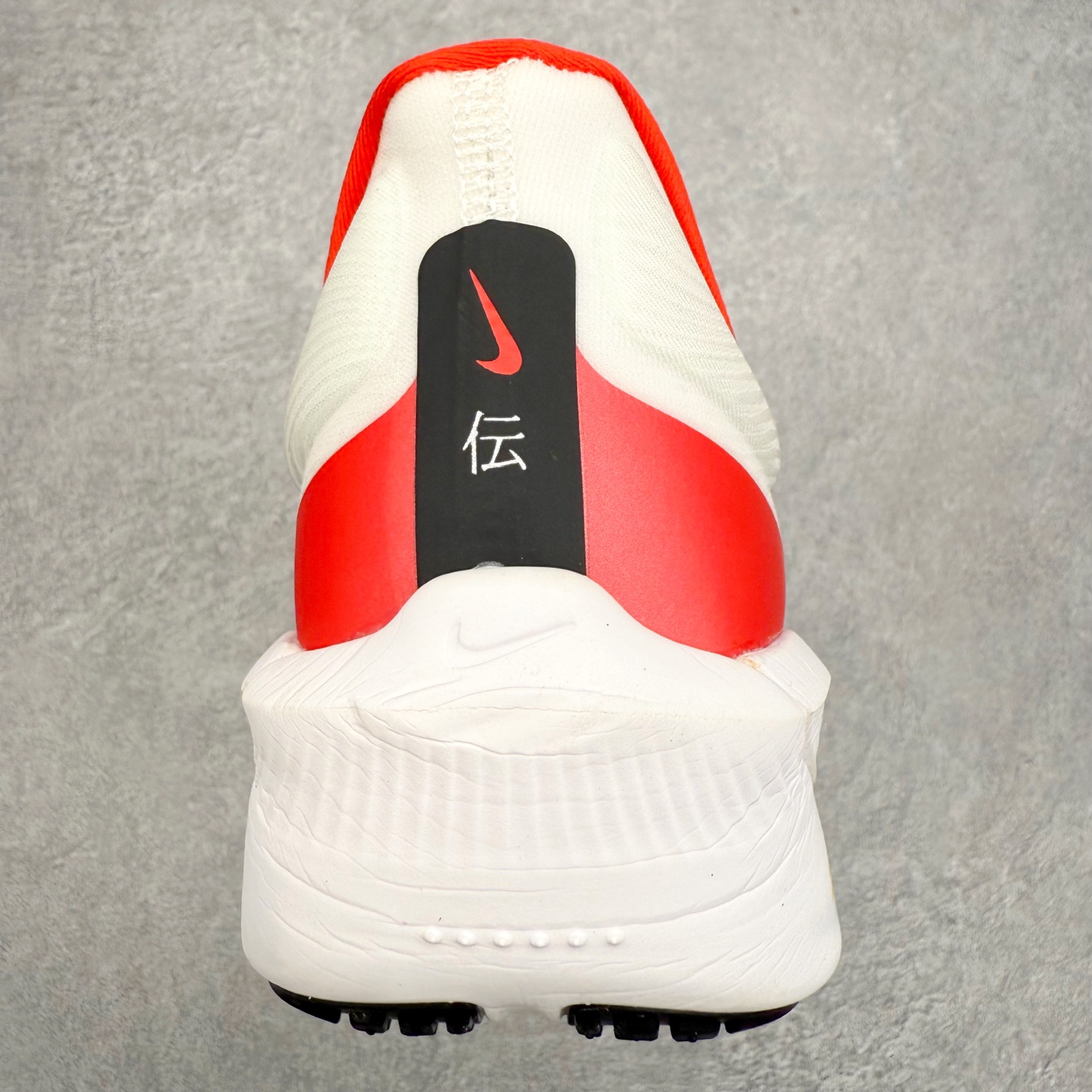 图片[8]-＃纯原福利 NK ZoomX Invincible Run Flyknit 6 轻量跑鞋 飞织低帮休闲运动慢跑鞋 FN8454 此鞋专为短跑运动员而生 是为 5 至 10 公里距离的赛事和训练打造 整体设计采用流线型的轻质工程网眼材质构成鞋面 并与其他 Running 旗舰鞋款同样搭载全脚掌 ZoomX 缓冲中底 搭配 Pebax 物料与橡胶外底 ZoomX StreakFly 首发配色以Prototype呈现 其灵感是来自开发期间的磨损测试 透过编号的标记与内侧的预期跑步距离突出研发过程 尺码：40 40.5 41 42 42.5 43 44 44.5 45-选品中心