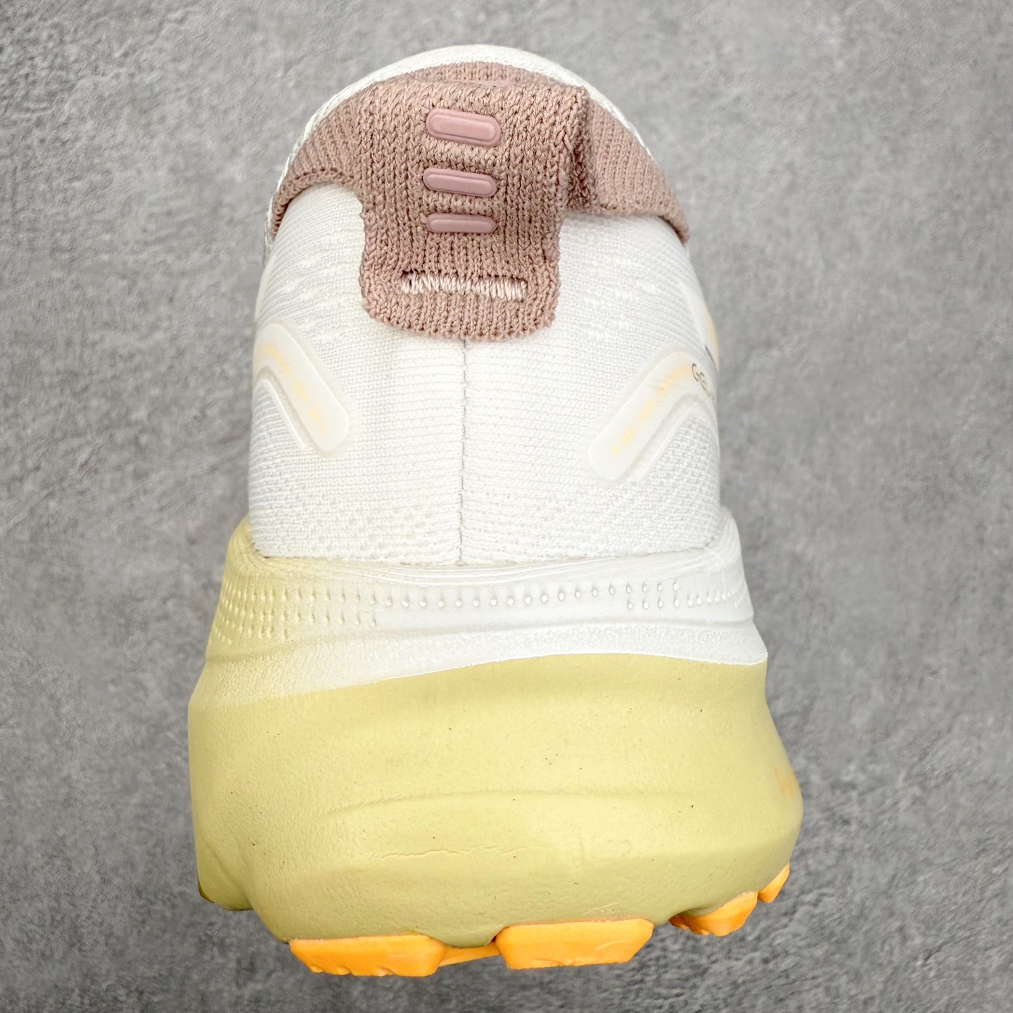 图片[8]-Asics Gel-Kayano 32 亚瑟士卡亚诺32代低帮专业有氧超轻量休闲运动全能慢跑鞋全球知名运动品牌ASICS正式推出新款GEL-KAYANO 32跑鞋，旨在通过全新稳定结构以提升产品可适性，满足跑者的足部稳定需求，让每一位跑者从起跑到结束都能够感受到焕然一新的稳定性与舒适性，从而帮助更多人找到身心平衡，获得自在舒适的健康生活方式。秉持着ASICS亚瑟士的设计哲学，全新一代GEL-KAYANO 32应运而生。为进一步升级产品的稳定性，GEL-KAYANO 采用了全新4D引导系统，通过内侧稳定装置提升可适性，满足足部稳定需求，帮助足弓迅速返回到平衡位置。作为基于生物力学研究打造的全新稳定结构，4D引导系统不仅提升了跑鞋对双脚的支撑性，它还将人体不同的运动状态纳入设计考量，帮助跑者在多种跑动强度下获得充足的稳定性和理想的舒适度。尺码：36 37 37.5 38 39.5 40 40.5 41.5 42 42.5 43.5 44 44.5 45-选品中心