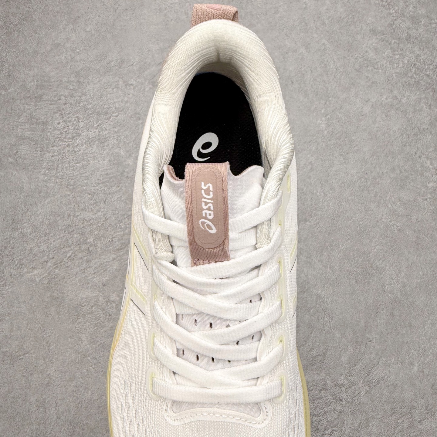 图片[5]-Asics Gel-Kayano 32 亚瑟士卡亚诺32代低帮专业有氧超轻量休闲运动全能慢跑鞋全球知名运动品牌ASICS正式推出新款GEL-KAYANO 32跑鞋，旨在通过全新稳定结构以提升产品可适性，满足跑者的足部稳定需求，让每一位跑者从起跑到结束都能够感受到焕然一新的稳定性与舒适性，从而帮助更多人找到身心平衡，获得自在舒适的健康生活方式。秉持着ASICS亚瑟士的设计哲学，全新一代GEL-KAYANO 32应运而生。为进一步升级产品的稳定性，GEL-KAYANO 采用了全新4D引导系统，通过内侧稳定装置提升可适性，满足足部稳定需求，帮助足弓迅速返回到平衡位置。作为基于生物力学研究打造的全新稳定结构，4D引导系统不仅提升了跑鞋对双脚的支撑性，它还将人体不同的运动状态纳入设计考量，帮助跑者在多种跑动强度下获得充足的稳定性和理想的舒适度。尺码：36 37 37.5 38 39.5 40 40.5 41.5 42 42.5 43.5 44 44.5 45-选品中心