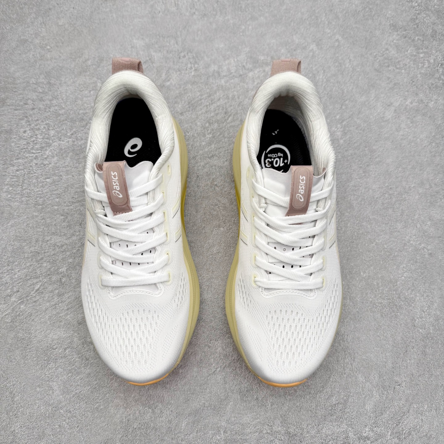 图片[2]-Asics Gel-Kayano 32 亚瑟士卡亚诺32代低帮专业有氧超轻量休闲运动全能慢跑鞋全球知名运动品牌ASICS正式推出新款GEL-KAYANO 32跑鞋，旨在通过全新稳定结构以提升产品可适性，满足跑者的足部稳定需求，让每一位跑者从起跑到结束都能够感受到焕然一新的稳定性与舒适性，从而帮助更多人找到身心平衡，获得自在舒适的健康生活方式。秉持着ASICS亚瑟士的设计哲学，全新一代GEL-KAYANO 32应运而生。为进一步升级产品的稳定性，GEL-KAYANO 采用了全新4D引导系统，通过内侧稳定装置提升可适性，满足足部稳定需求，帮助足弓迅速返回到平衡位置。作为基于生物力学研究打造的全新稳定结构，4D引导系统不仅提升了跑鞋对双脚的支撑性，它还将人体不同的运动状态纳入设计考量，帮助跑者在多种跑动强度下获得充足的稳定性和理想的舒适度。尺码：36 37 37.5 38 39.5 40 40.5 41.5 42 42.5 43.5 44 44.5 45-选品中心