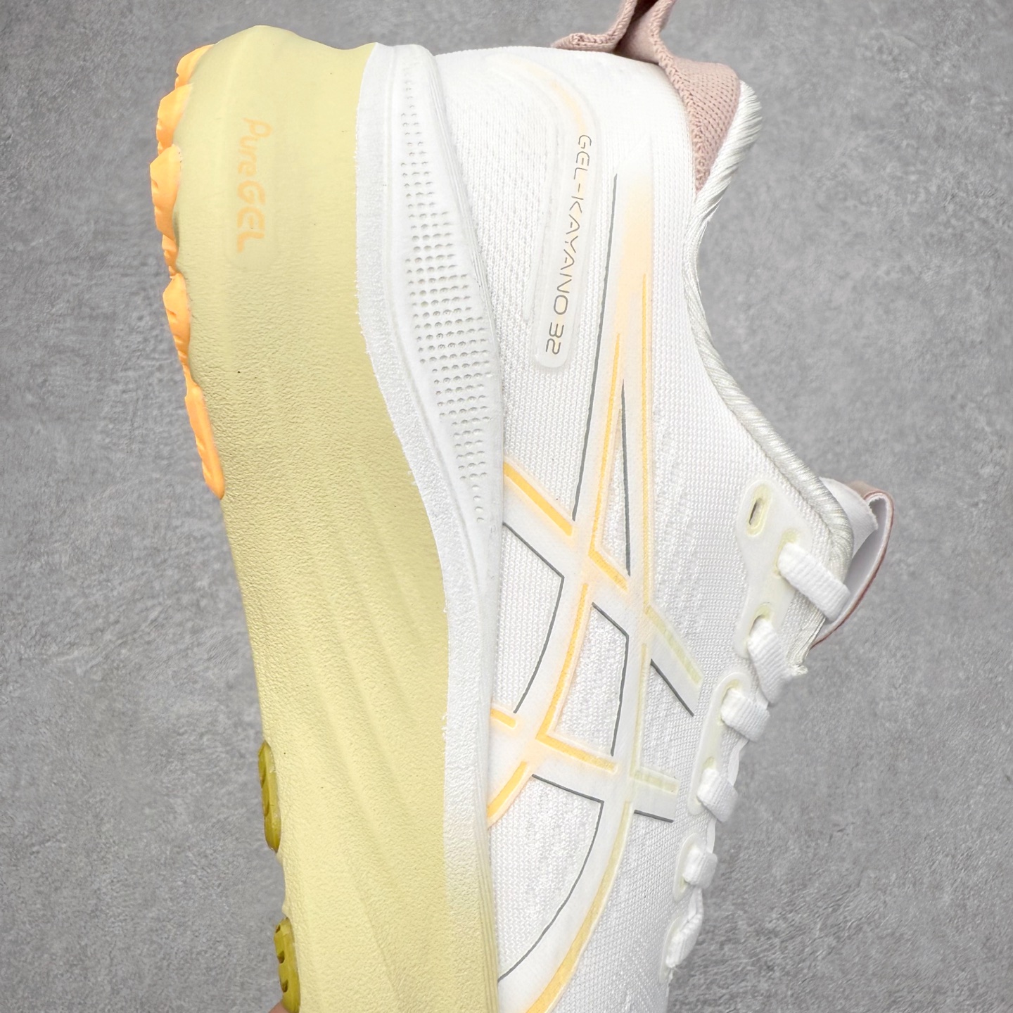 图片[6]-Asics Gel-Kayano 32 亚瑟士卡亚诺32代低帮专业有氧超轻量休闲运动全能慢跑鞋全球知名运动品牌ASICS正式推出新款GEL-KAYANO 32跑鞋，旨在通过全新稳定结构以提升产品可适性，满足跑者的足部稳定需求，让每一位跑者从起跑到结束都能够感受到焕然一新的稳定性与舒适性，从而帮助更多人找到身心平衡，获得自在舒适的健康生活方式。秉持着ASICS亚瑟士的设计哲学，全新一代GEL-KAYANO 32应运而生。为进一步升级产品的稳定性，GEL-KAYANO 采用了全新4D引导系统，通过内侧稳定装置提升可适性，满足足部稳定需求，帮助足弓迅速返回到平衡位置。作为基于生物力学研究打造的全新稳定结构，4D引导系统不仅提升了跑鞋对双脚的支撑性，它还将人体不同的运动状态纳入设计考量，帮助跑者在多种跑动强度下获得充足的稳定性和理想的舒适度。尺码：36 37 37.5 38 39.5 40 40.5 41.5 42 42.5 43.5 44 44.5 45-选品中心