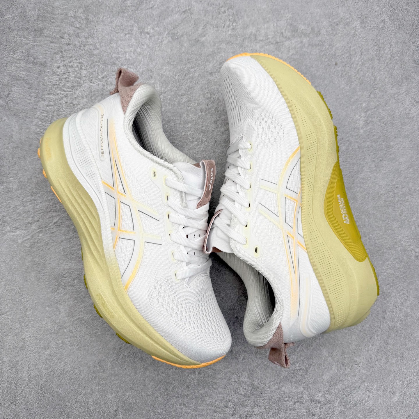 图片[3]-Asics Gel-Kayano 32 亚瑟士卡亚诺32代低帮专业有氧超轻量休闲运动全能慢跑鞋全球知名运动品牌ASICS正式推出新款GEL-KAYANO 32跑鞋，旨在通过全新稳定结构以提升产品可适性，满足跑者的足部稳定需求，让每一位跑者从起跑到结束都能够感受到焕然一新的稳定性与舒适性，从而帮助更多人找到身心平衡，获得自在舒适的健康生活方式。秉持着ASICS亚瑟士的设计哲学，全新一代GEL-KAYANO 32应运而生。为进一步升级产品的稳定性，GEL-KAYANO 采用了全新4D引导系统，通过内侧稳定装置提升可适性，满足足部稳定需求，帮助足弓迅速返回到平衡位置。作为基于生物力学研究打造的全新稳定结构，4D引导系统不仅提升了跑鞋对双脚的支撑性，它还将人体不同的运动状态纳入设计考量，帮助跑者在多种跑动强度下获得充足的稳定性和理想的舒适度。尺码：36 37 37.5 38 39.5 40 40.5 41.5 42 42.5 43.5 44 44.5 45-选品中心