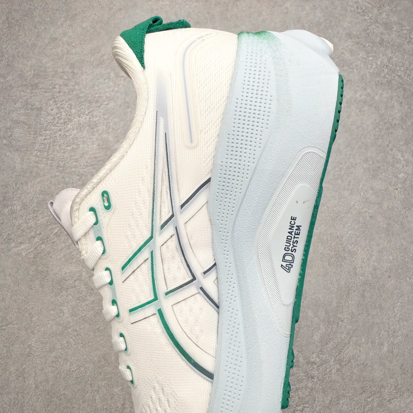 图片[7]-Asics Gel-Kayano 32 亚瑟士卡亚诺32代低帮专业有氧超轻量休闲运动全能慢跑鞋全球知名运动品牌ASICS正式推出新款GEL-KAYANO 32跑鞋，旨在通过全新稳定结构以提升产品可适性，满足跑者的足部稳定需求，让每一位跑者从起跑到结束都能够感受到焕然一新的稳定性与舒适性，从而帮助更多人找到身心平衡，获得自在舒适的健康生活方式。秉持着ASICS亚瑟士的设计哲学，全新一代GEL-KAYANO 32应运而生。为进一步升级产品的稳定性，GEL-KAYANO 采用了全新4D引导系统，通过内侧稳定装置提升可适性，满足足部稳定需求，帮助足弓迅速返回到平衡位置。作为基于生物力学研究打造的全新稳定结构，4D引导系统不仅提升了跑鞋对双脚的支撑性，它还将人体不同的运动状态纳入设计考量，帮助跑者在多种跑动强度下获得充足的稳定性和理想的舒适度。尺码：36 37 37.5 38 39.5 40 40.5 41.5 42 42.5 43.5 44 44.5 45-选品中心