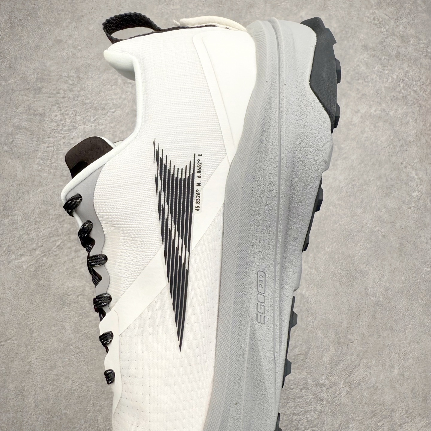 图片[7]-＃纯原 MONTBLANC/万宝龙 x Altra CARBON Man 舒适时尚简约百搭透气跑步鞋 2009年，长跑精英运动员Golden Harper在美国犹他州创立了“Altra Footwear”，跑鞋特点是采用舒适的FootShape™M（很适鞋楦）设计和独特的BalancedCushioning™（平衡缓冲）技术，帮助遭受伤病困扰的跑者回归跑步，从而迅速积累起良好的口碑。2011年品牌迅速发展，屡获大奖。2015年开始不仅占据全美跑鞋前十，足迹更是遍布全球。2016年Altra正式进入中国市场，凭借独特的品牌风格以及出色的性能表现，三年来获得越来越多普通跑者的喜爱。销售业绩增长迅速，成为中国越野跑市场占有量前三的跑鞋品牌。实拍调校N版已经零色差零失真 百分百还原实物色彩所见即所得 不存在货不对板色差等低级问题 选购参考实物拍摄 不混卖不参货 只用心做好货严格选品 承诺混一赔十 尺码：39 40 40.5 41 42 42.5 43 44 44.5 45 46-选品中心