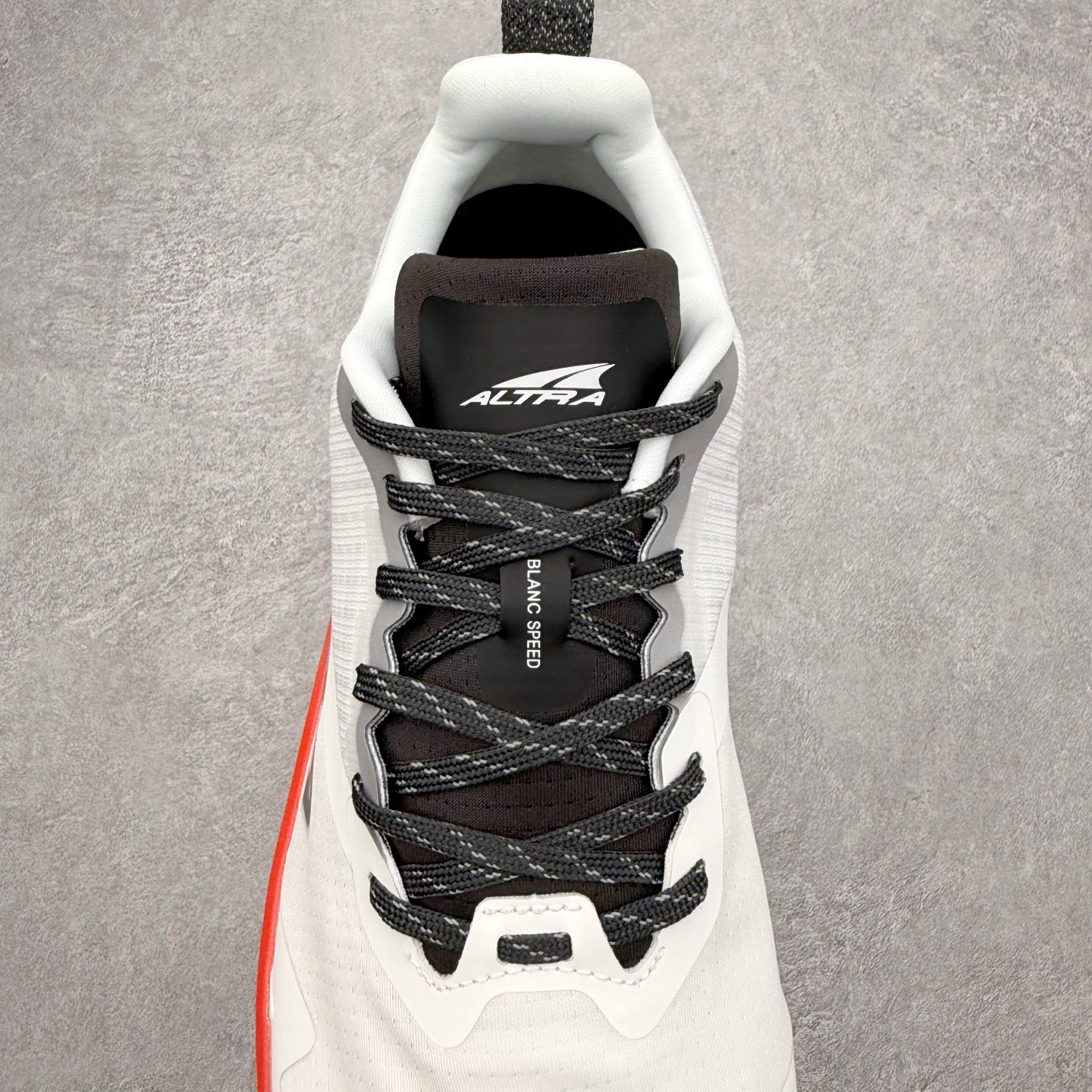 图片[5]-＃纯原 MONTBLANC/万宝龙 x Altra CARBON Man 舒适时尚简约百搭透气跑步鞋 2009年，长跑精英运动员Golden Harper在美国犹他州创立了“Altra Footwear”，跑鞋特点是采用舒适的FootShape™M（很适鞋楦）设计和独特的BalancedCushioning™（平衡缓冲）技术，帮助遭受伤病困扰的跑者回归跑步，从而迅速积累起良好的口碑。2011年品牌迅速发展，屡获大奖。2015年开始不仅占据全美跑鞋前十，足迹更是遍布全球。2016年Altra正式进入中国市场，凭借独特的品牌风格以及出色的性能表现，三年来获得越来越多普通跑者的喜爱。销售业绩增长迅速，成为中国越野跑市场占有量前三的跑鞋品牌。实拍调校N版已经零色差零失真 百分百还原实物色彩所见即所得 不存在货不对板色差等低级问题 选购参考实物拍摄 不混卖不参货 只用心做好货严格选品 承诺混一赔十 尺码：39 40 40.5 41 42 42.5 43 44 44.5 45 46-选品中心