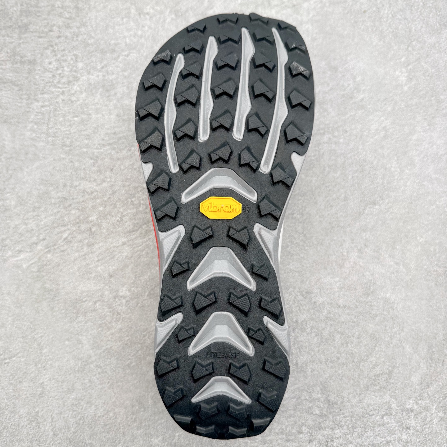 图片[9]-＃纯原 MONTBLANC/万宝龙 x Altra CARBON Man 舒适时尚简约百搭透气跑步鞋 2009年，长跑精英运动员Golden Harper在美国犹他州创立了“Altra Footwear”，跑鞋特点是采用舒适的FootShape™M（很适鞋楦）设计和独特的BalancedCushioning™（平衡缓冲）技术，帮助遭受伤病困扰的跑者回归跑步，从而迅速积累起良好的口碑。2011年品牌迅速发展，屡获大奖。2015年开始不仅占据全美跑鞋前十，足迹更是遍布全球。2016年Altra正式进入中国市场，凭借独特的品牌风格以及出色的性能表现，三年来获得越来越多普通跑者的喜爱。销售业绩增长迅速，成为中国越野跑市场占有量前三的跑鞋品牌。实拍调校N版已经零色差零失真 百分百还原实物色彩所见即所得 不存在货不对板色差等低级问题 选购参考实物拍摄 不混卖不参货 只用心做好货严格选品 承诺混一赔十 尺码：39 40 40.5 41 42 42.5 43 44 44.5 45 46-选品中心