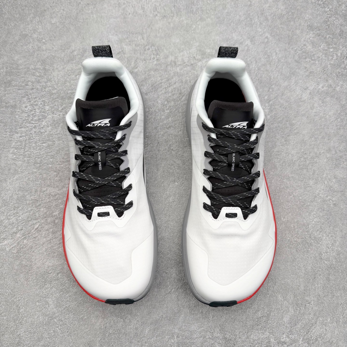 图片[2]-＃纯原 MONTBLANC/万宝龙 x Altra CARBON Man 舒适时尚简约百搭透气跑步鞋 2009年，长跑精英运动员Golden Harper在美国犹他州创立了“Altra Footwear”，跑鞋特点是采用舒适的FootShape™M（很适鞋楦）设计和独特的BalancedCushioning™（平衡缓冲）技术，帮助遭受伤病困扰的跑者回归跑步，从而迅速积累起良好的口碑。2011年品牌迅速发展，屡获大奖。2015年开始不仅占据全美跑鞋前十，足迹更是遍布全球。2016年Altra正式进入中国市场，凭借独特的品牌风格以及出色的性能表现，三年来获得越来越多普通跑者的喜爱。销售业绩增长迅速，成为中国越野跑市场占有量前三的跑鞋品牌。实拍调校N版已经零色差零失真 百分百还原实物色彩所见即所得 不存在货不对板色差等低级问题 选购参考实物拍摄 不混卖不参货 只用心做好货严格选品 承诺混一赔十 尺码：39 40 40.5 41 42 42.5 43 44 44.5 45 46-选品中心