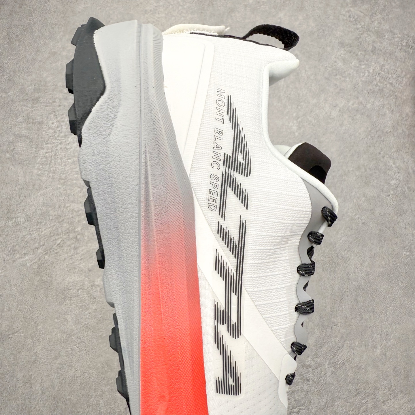 图片[6]-＃纯原 MONTBLANC/万宝龙 x Altra CARBON Man 舒适时尚简约百搭透气跑步鞋 2009年，长跑精英运动员Golden Harper在美国犹他州创立了“Altra Footwear”，跑鞋特点是采用舒适的FootShape™M（很适鞋楦）设计和独特的BalancedCushioning™（平衡缓冲）技术，帮助遭受伤病困扰的跑者回归跑步，从而迅速积累起良好的口碑。2011年品牌迅速发展，屡获大奖。2015年开始不仅占据全美跑鞋前十，足迹更是遍布全球。2016年Altra正式进入中国市场，凭借独特的品牌风格以及出色的性能表现，三年来获得越来越多普通跑者的喜爱。销售业绩增长迅速，成为中国越野跑市场占有量前三的跑鞋品牌。实拍调校N版已经零色差零失真 百分百还原实物色彩所见即所得 不存在货不对板色差等低级问题 选购参考实物拍摄 不混卖不参货 只用心做好货严格选品 承诺混一赔十 尺码：39 40 40.5 41 42 42.5 43 44 44.5 45 46-选品中心