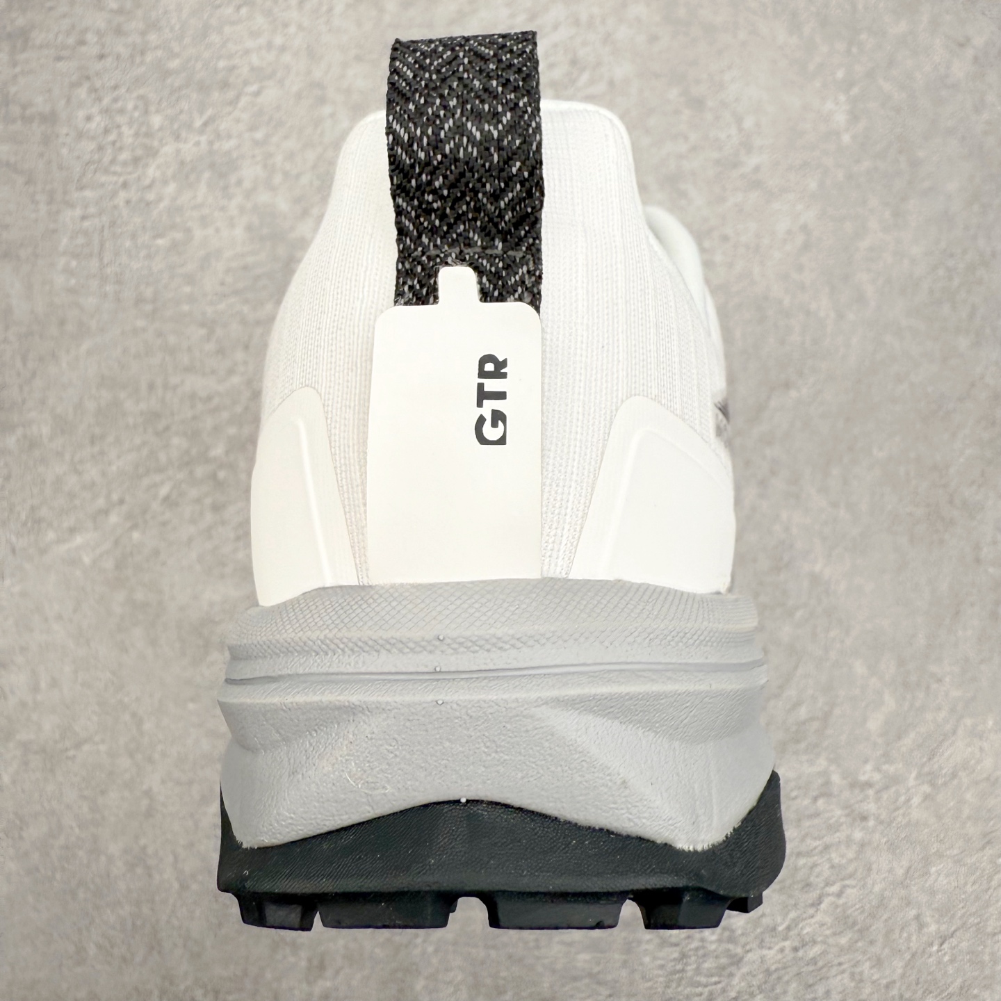 图片[8]-＃纯原 MONTBLANC/万宝龙 x Altra CARBON Man 舒适时尚简约百搭透气跑步鞋 2009年，长跑精英运动员Golden Harper在美国犹他州创立了“Altra Footwear”，跑鞋特点是采用舒适的FootShape™M（很适鞋楦）设计和独特的BalancedCushioning™（平衡缓冲）技术，帮助遭受伤病困扰的跑者回归跑步，从而迅速积累起良好的口碑。2011年品牌迅速发展，屡获大奖。2015年开始不仅占据全美跑鞋前十，足迹更是遍布全球。2016年Altra正式进入中国市场，凭借独特的品牌风格以及出色的性能表现，三年来获得越来越多普通跑者的喜爱。销售业绩增长迅速，成为中国越野跑市场占有量前三的跑鞋品牌。实拍调校N版已经零色差零失真 百分百还原实物色彩所见即所得 不存在货不对板色差等低级问题 选购参考实物拍摄 不混卖不参货 只用心做好货严格选品 承诺混一赔十 尺码：39 40 40.5 41 42 42.5 43 44 44.5 45 46-选品中心